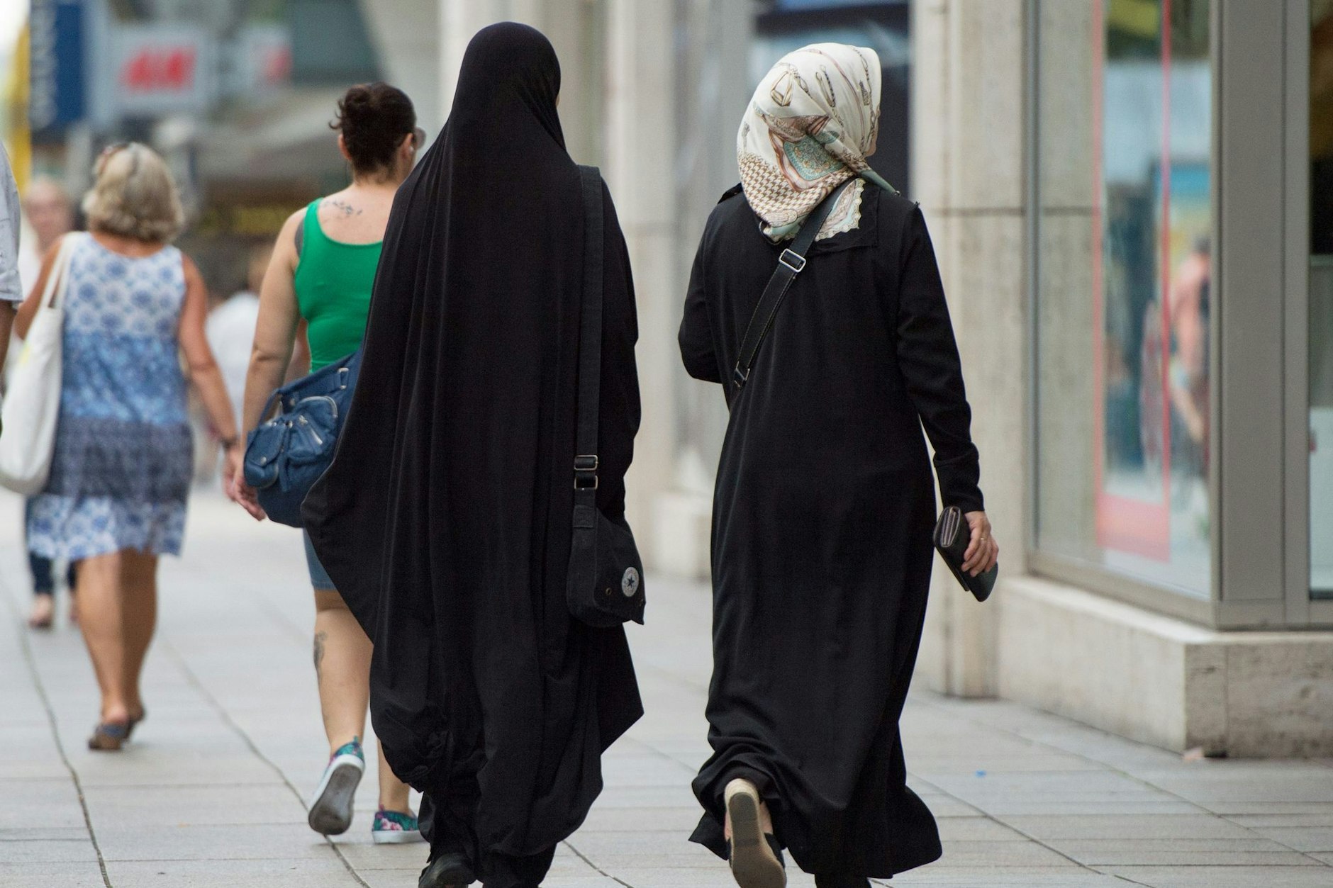 (Symbolfoto) Tumult auf der Sonnenallee: Mann reißt Frau Kopftuch herunter – aufgebrachte Menge greift ihn an!