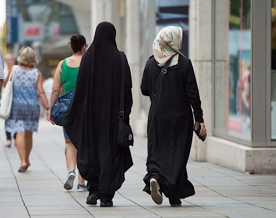 (Symbolfoto) Tumult auf der Sonnenallee: Mann reißt Frau Kopftuch herunter – aufgebrachte Menge greift ihn an!