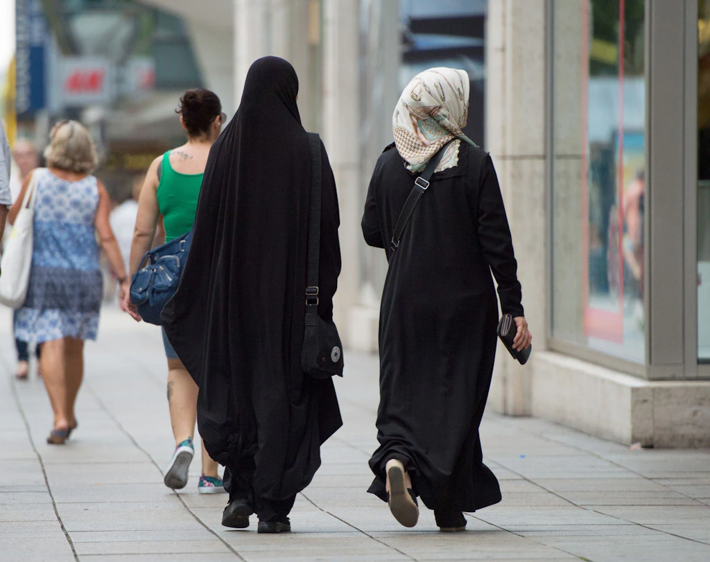 Sonnenallee: Mann reißt Frau Kopftuch herunter – Tumult mit 50 Leuten!