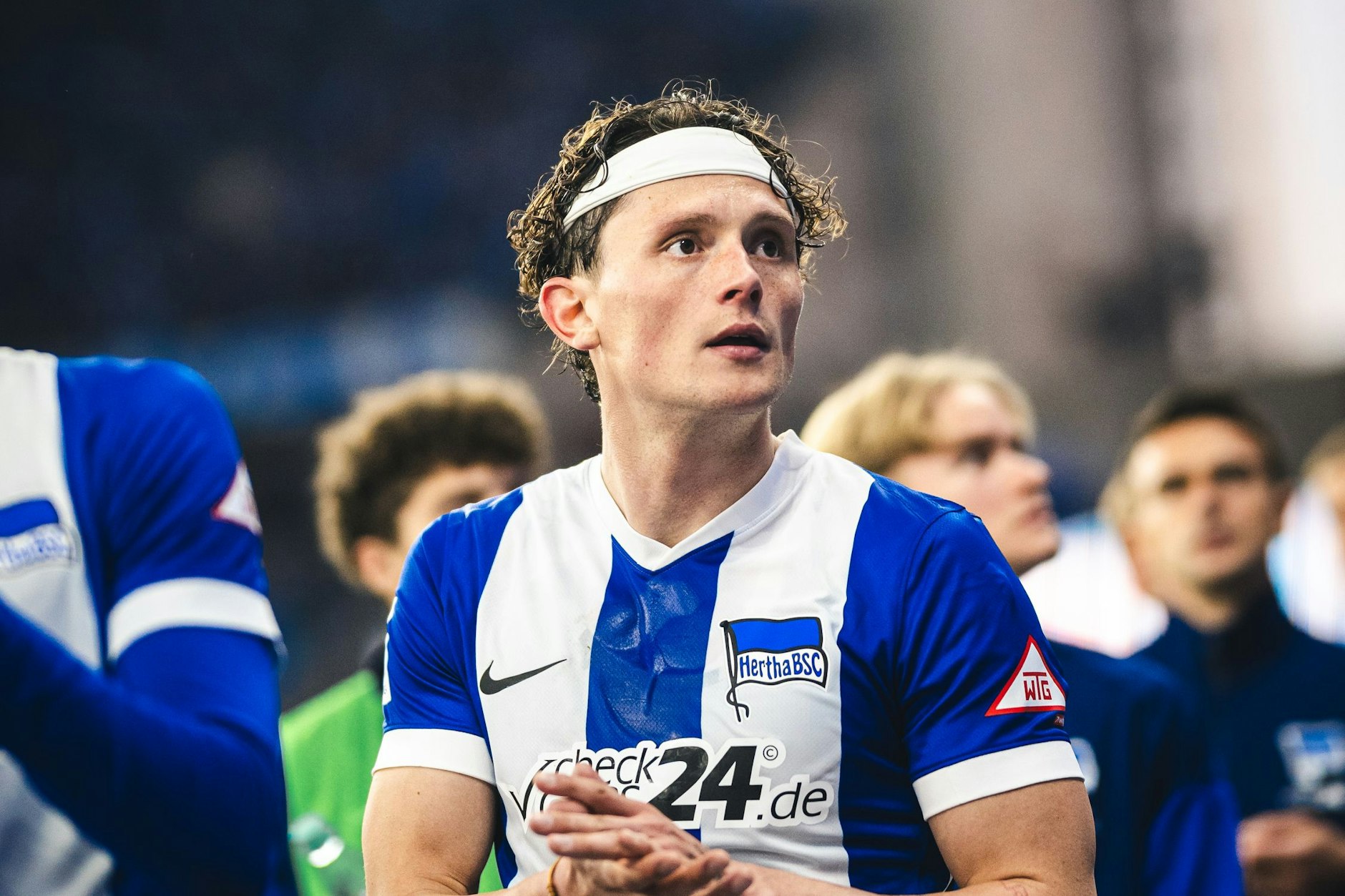 Fabian Reese schaut nach dem Abpfiff des 1:1 gegen den 1. FC Magdeburg zu den Hertha-Fans in der Ostkurve. Eigentlich will er gar nicht weg.
