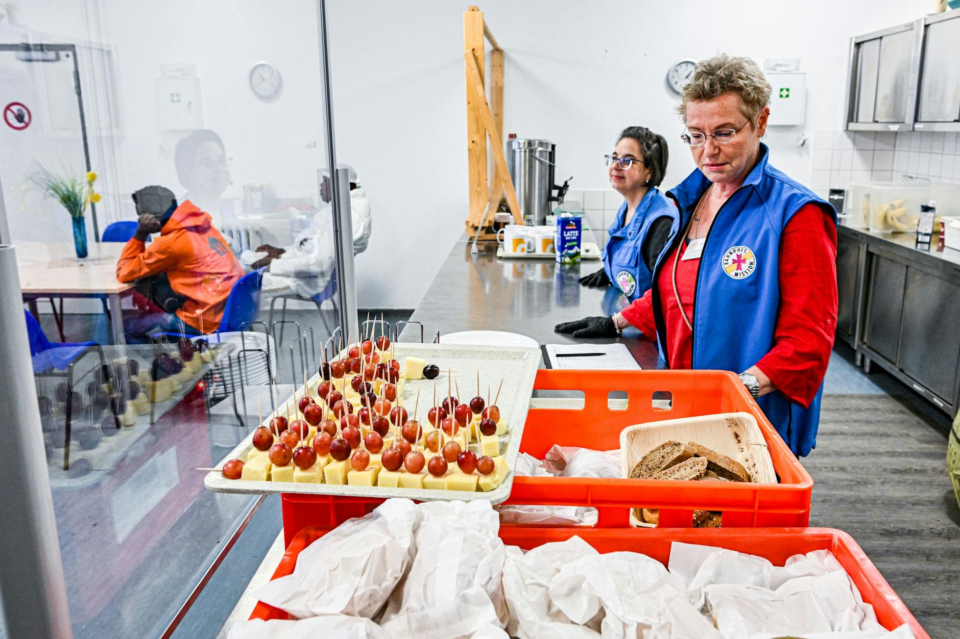 (Symbolfoto) Kostenloses Fest an der Bahnhofsmission Zoo – für alle, die Lust auf einen besonderen Tag haben