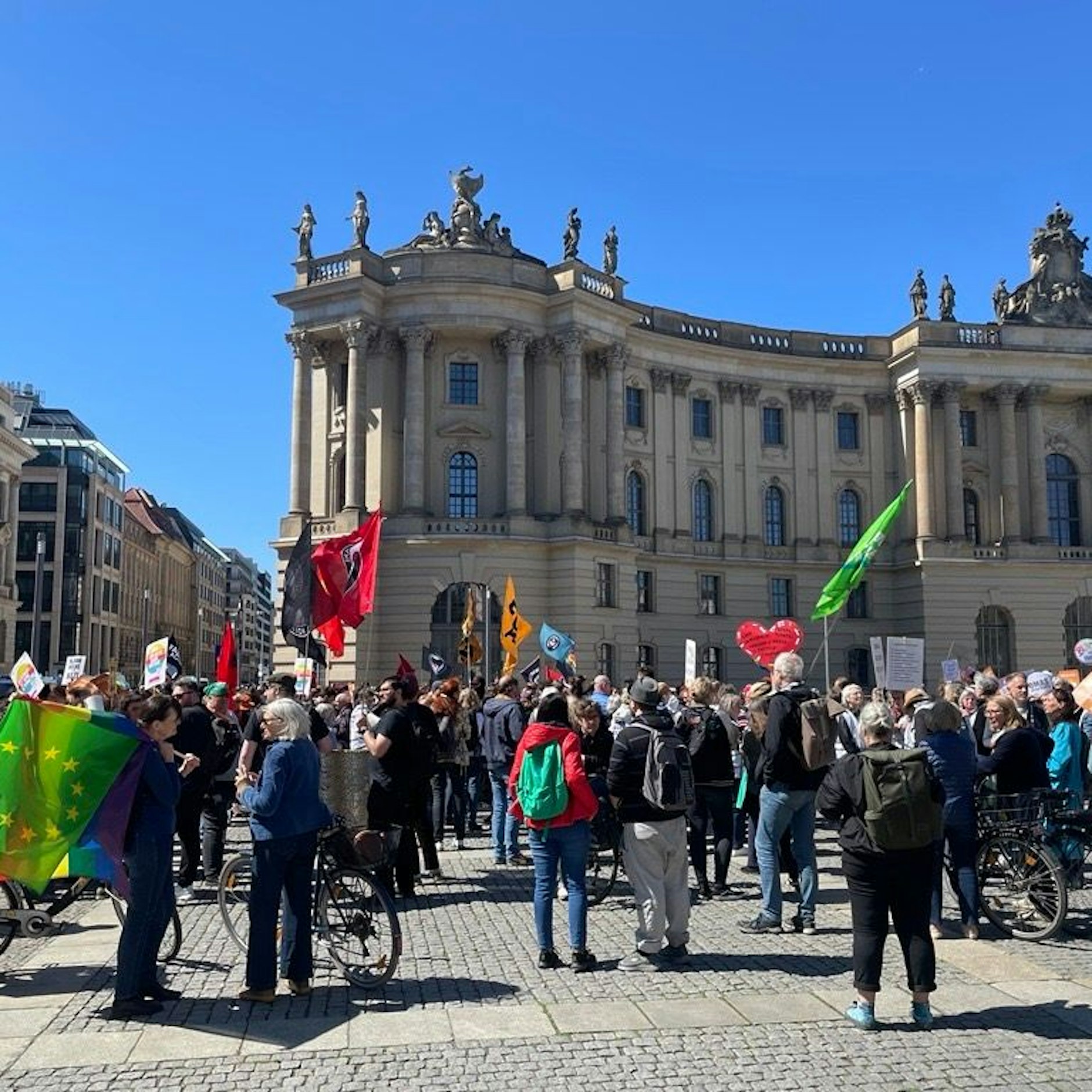 Die Gegendemo versammelt sich auf dem Bebelplatz.