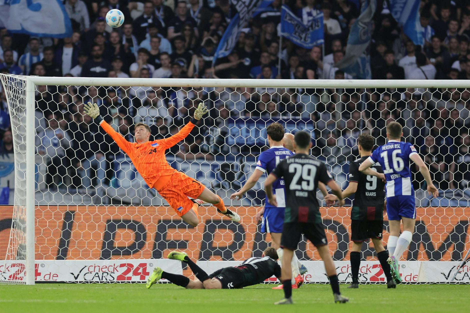 Starke Parade! Herthas Torwart Tjark Ernst entschärft einen Kopfball von Magdeburgs Alexander Nollenberger.