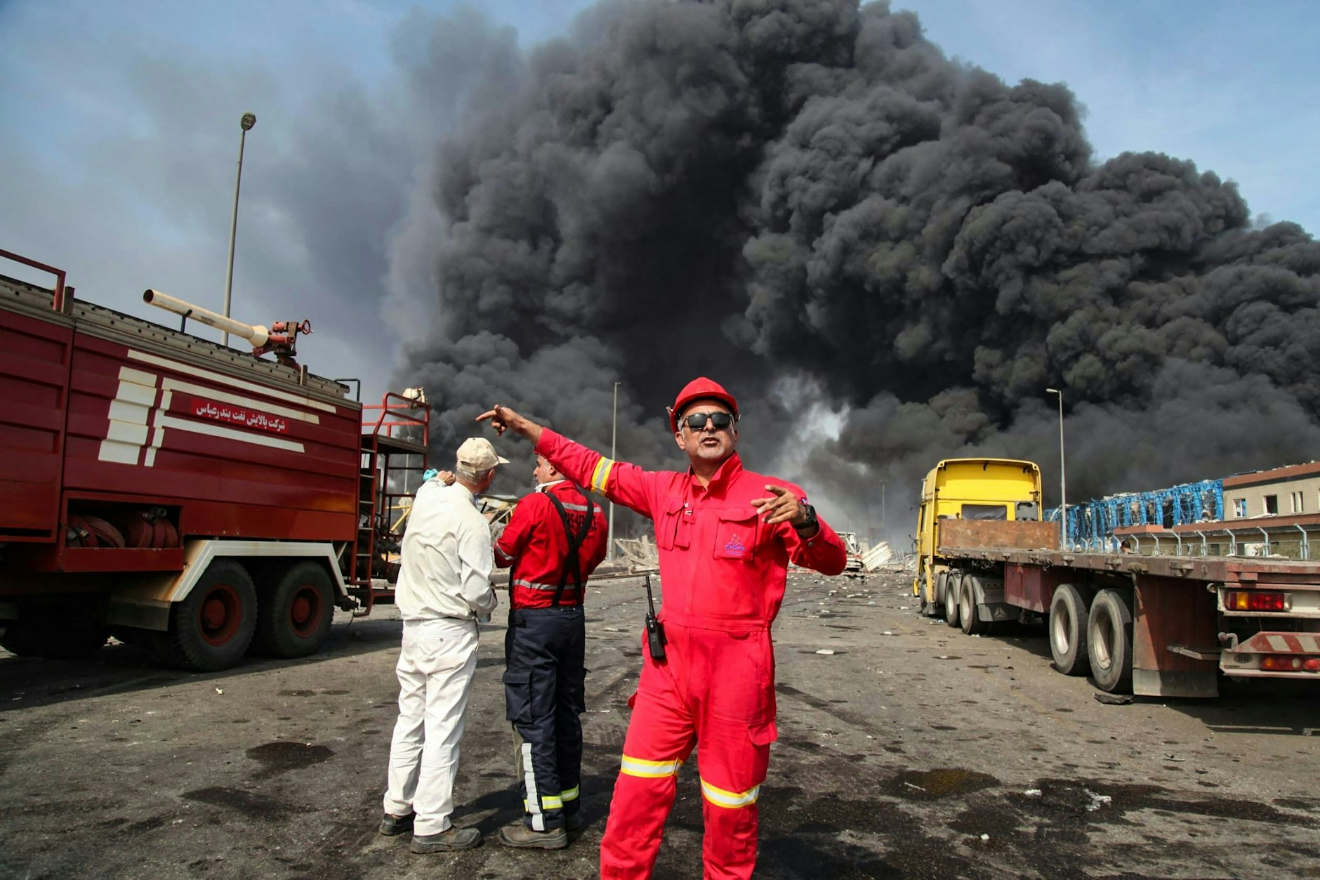 Dichter, schwarzer Rauch steigt auf, als Rettungskräfte am 26. April 2025 in der Nähe des Explosionsortes im Hafendock Shahid Rajaee südwestlich von Bandar Abbas in der iranischen Provinz Hormozgan eintreffen.
