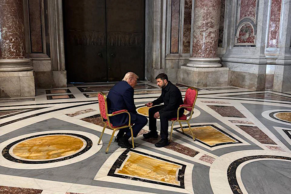 Am Rande der Papst-Beerdigung kam es im Vatikan zu einem kurzen Gespräch zwischen US-Präsident Donald Trump und seinem ukrainischen Amtskollegen Wolodymyr Selenskyj.