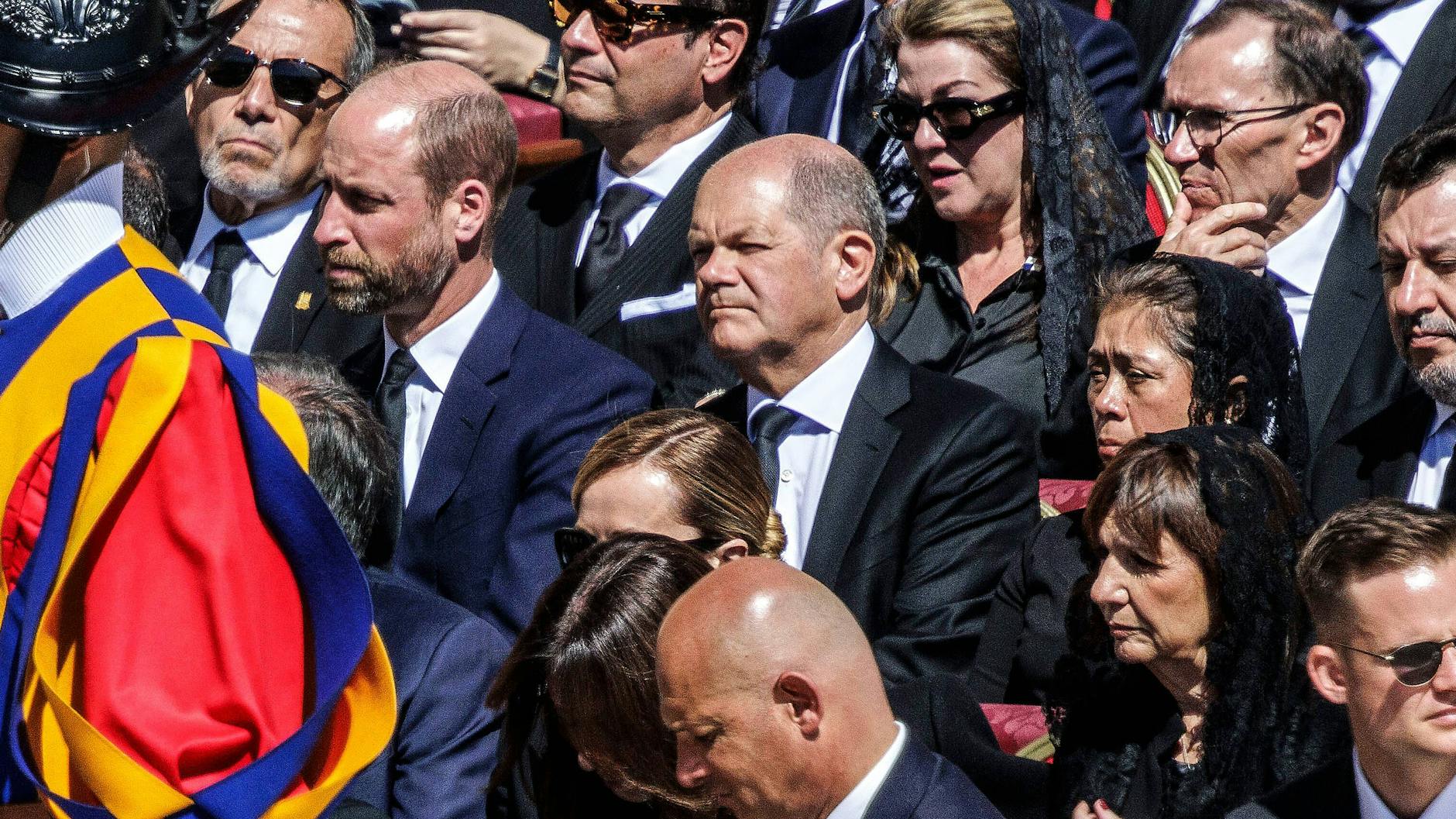Bundeskanzler Olaf Scholz SPD hat einen Platz zwischen dem britischen Thronfolger Prinz William und Froyla Tzalam, der Generalgouverneurin von Belize, erwischt.