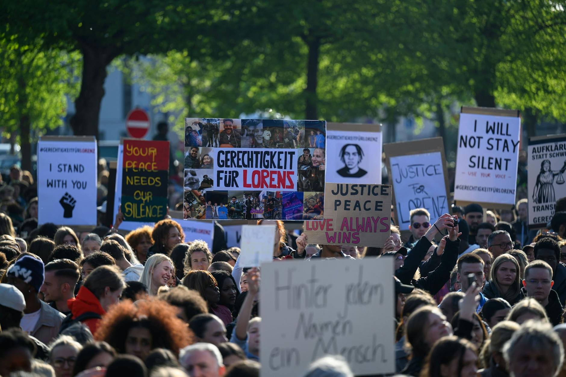 In Oldenburg demonstrieren zahlreiche Menschen nach den tödlichen Polizeischüssen auf einen 21-Jährigen.