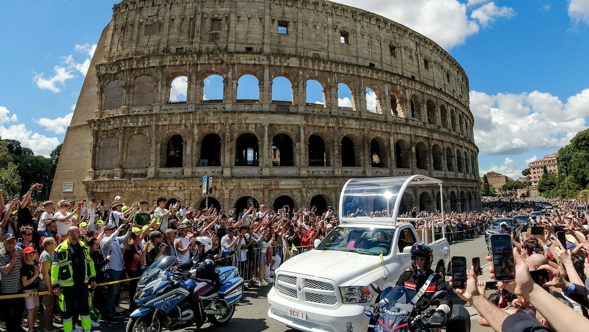 Der Sarg von Papst Franziskus wird in einem umgebauten Papamobil am Kolosseum vorbei in Richtung der Basilika Santa Maria Maggiore, wo der verstorbene Ponitfex zur ewigen Ruhe gebettet wird, gefahren.