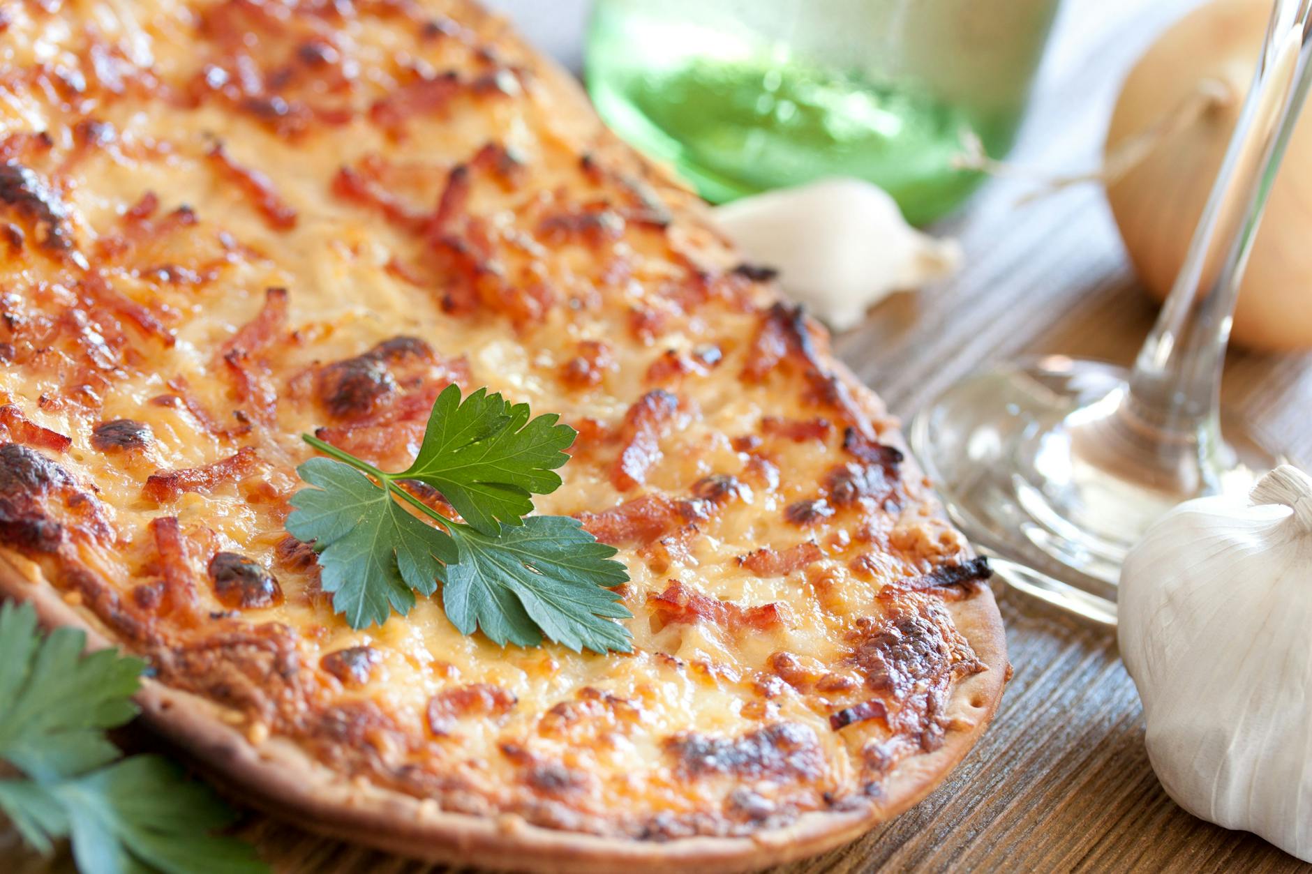 Flammkuchen sind perfekt für den Feierabend, den kleinen Hunger zwischendurch oder die große Runde am Kneipentisch.