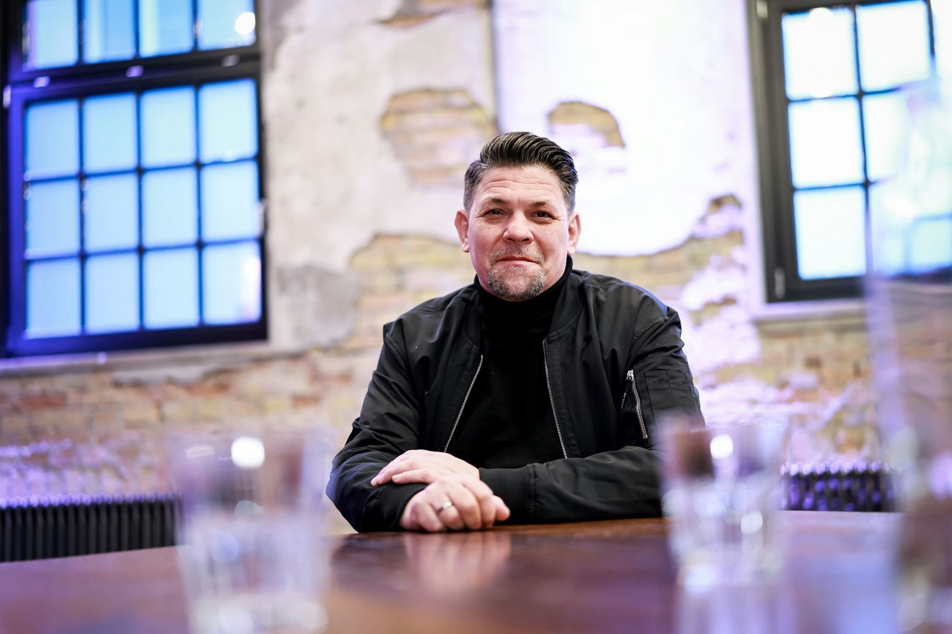 Tim Mälzer bei einem Interview im Studio seines Restaurants „Bullerei“.