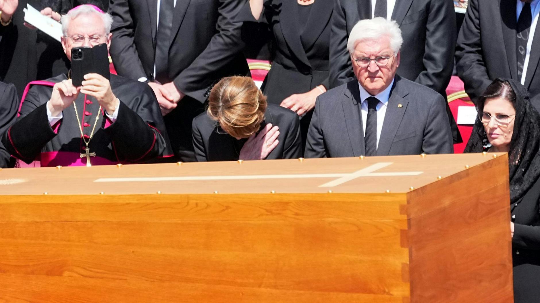 Bundespräsident Frank-Walter Steinmeier (2.v.r.) und seine Frau Elke Büdenbender (2.v.l.) stehen nach der Trauermesse für den verstorbenen Papst Franziskus auf dem Petersplatz hinter dem Sarg, der zurück in den Petersdom gebracht wird. Links steht der Kofürst von Andorra Joan Enric Vives i Sicília.