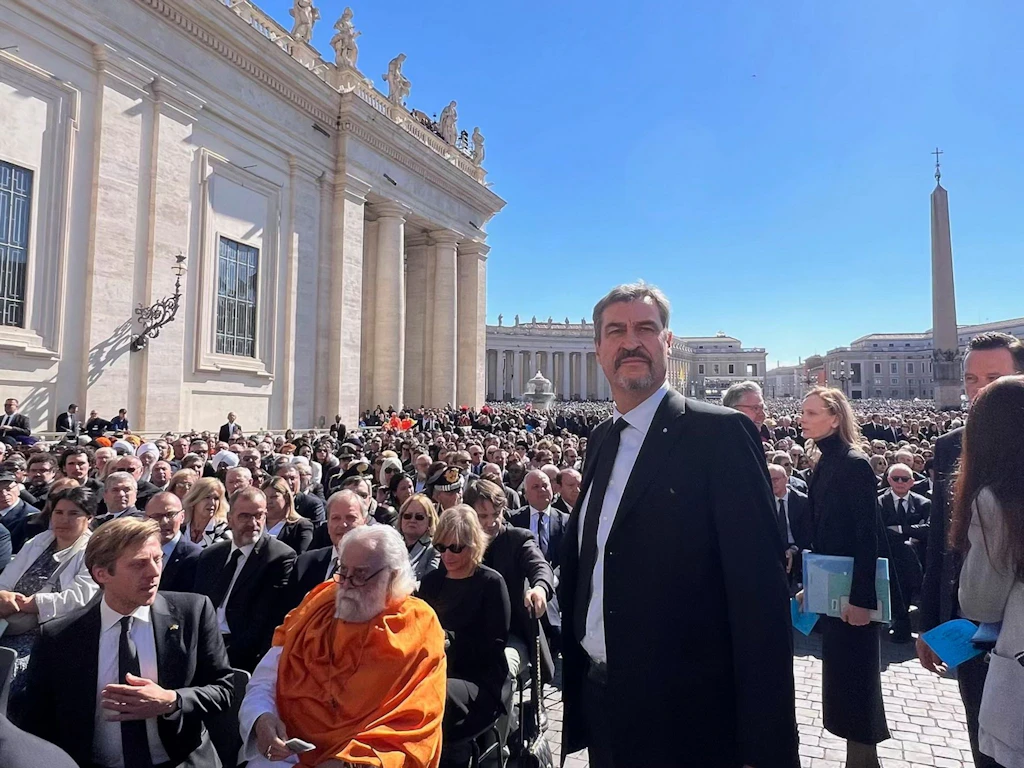 „Beerdigung ist kein Oktoberfest“: Kritik an Söders Fotos vom Papst-Begräbnis