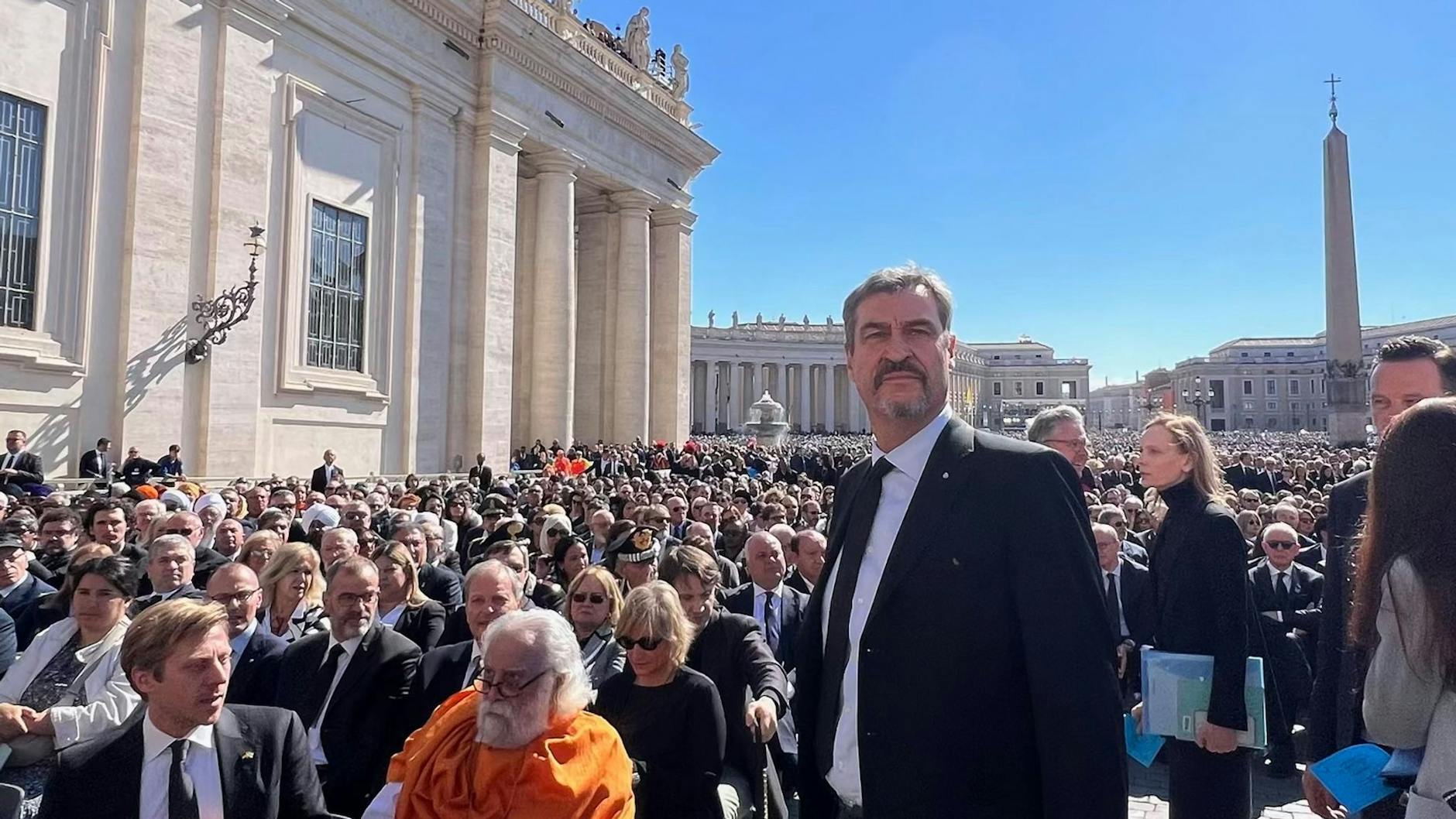 Alle haben schon einen Sitzplatz gefunden. Markus Söder, (CSU) Ministerpräsident von Bayern, steht vor der Trauermesse von Papst Franziskus noch auf dem Petersplatz herum.