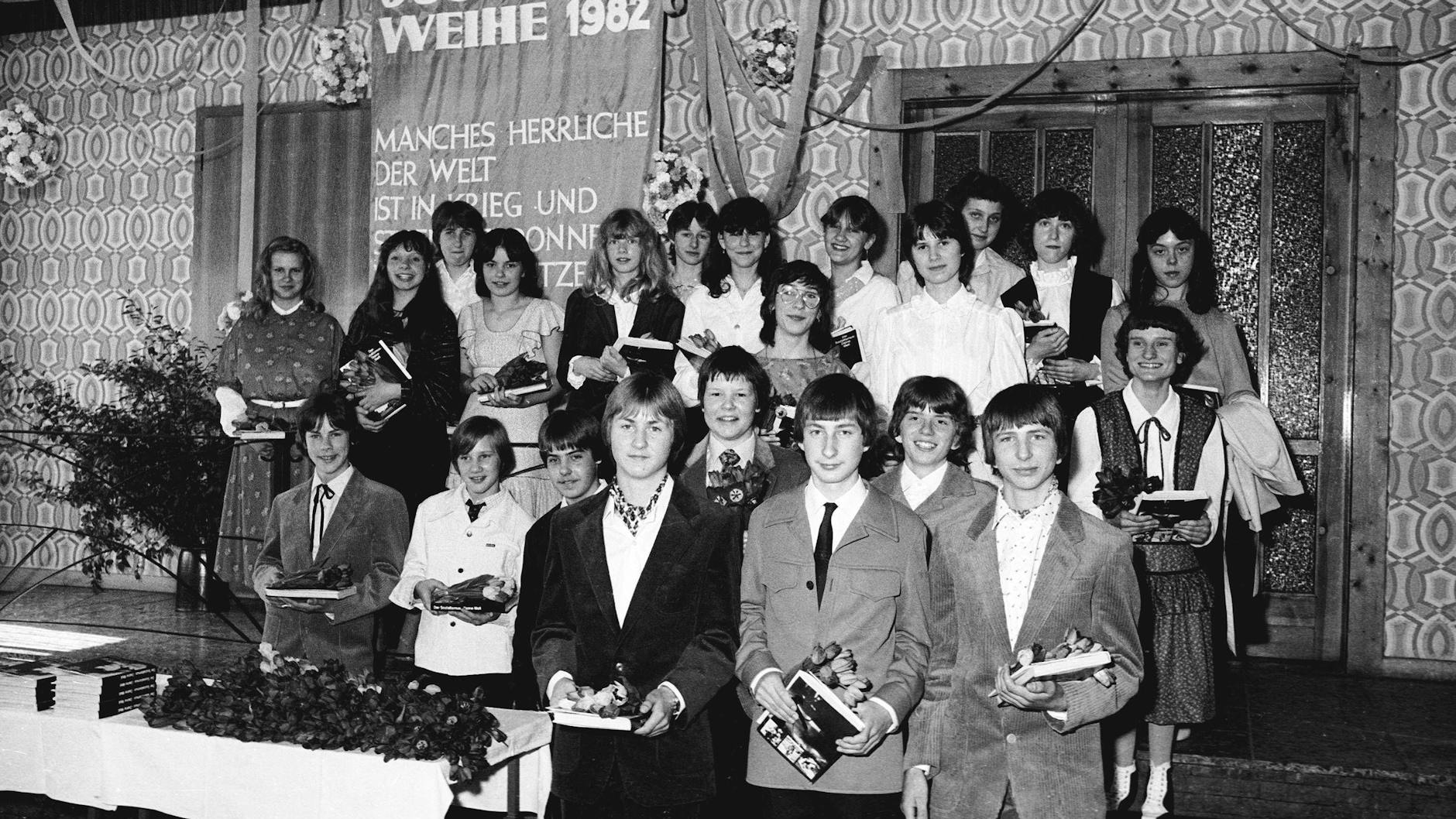 Jugendweihe in der DDR: Eine Klasse aus Falkensee bei Berlin hat gerade die Zeremonie hinter sich. Die Schüler halten Blumen und ein Buch in den Händen. Das Foto entstand 1982.