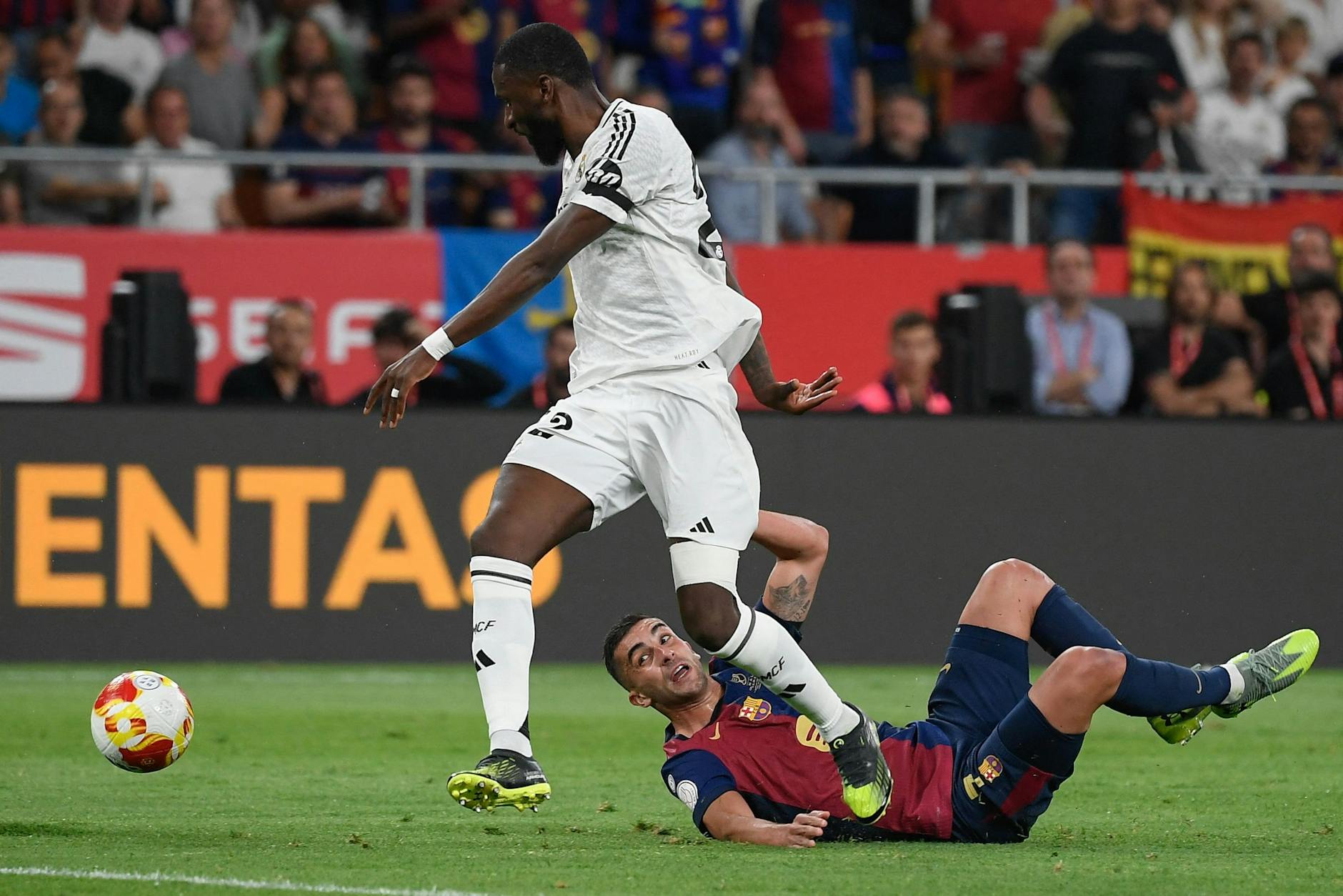 Schon im Spiel sind reichlich Emotionen dabei. Antonio Rüdiger wir hier unsanft von Barcelonas Ferran Torres von den Beinen geholt.