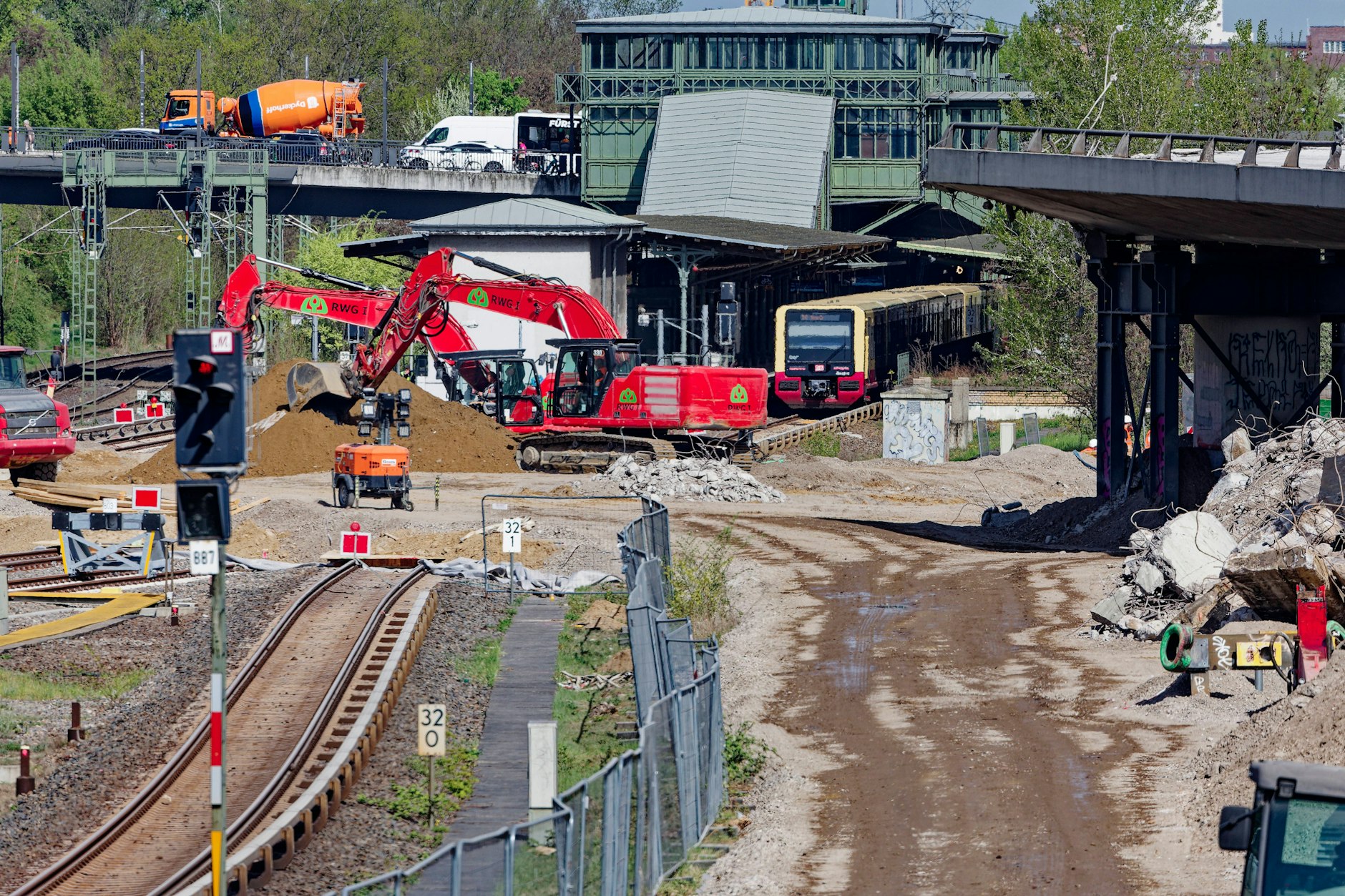 Abrissarbeiten der Westendbrücke über der Ringbahn . Nun müsste alles fertig sein, die S-Bahn wieder zwischen den Bahnhöfen Westen und Halensee rollen.