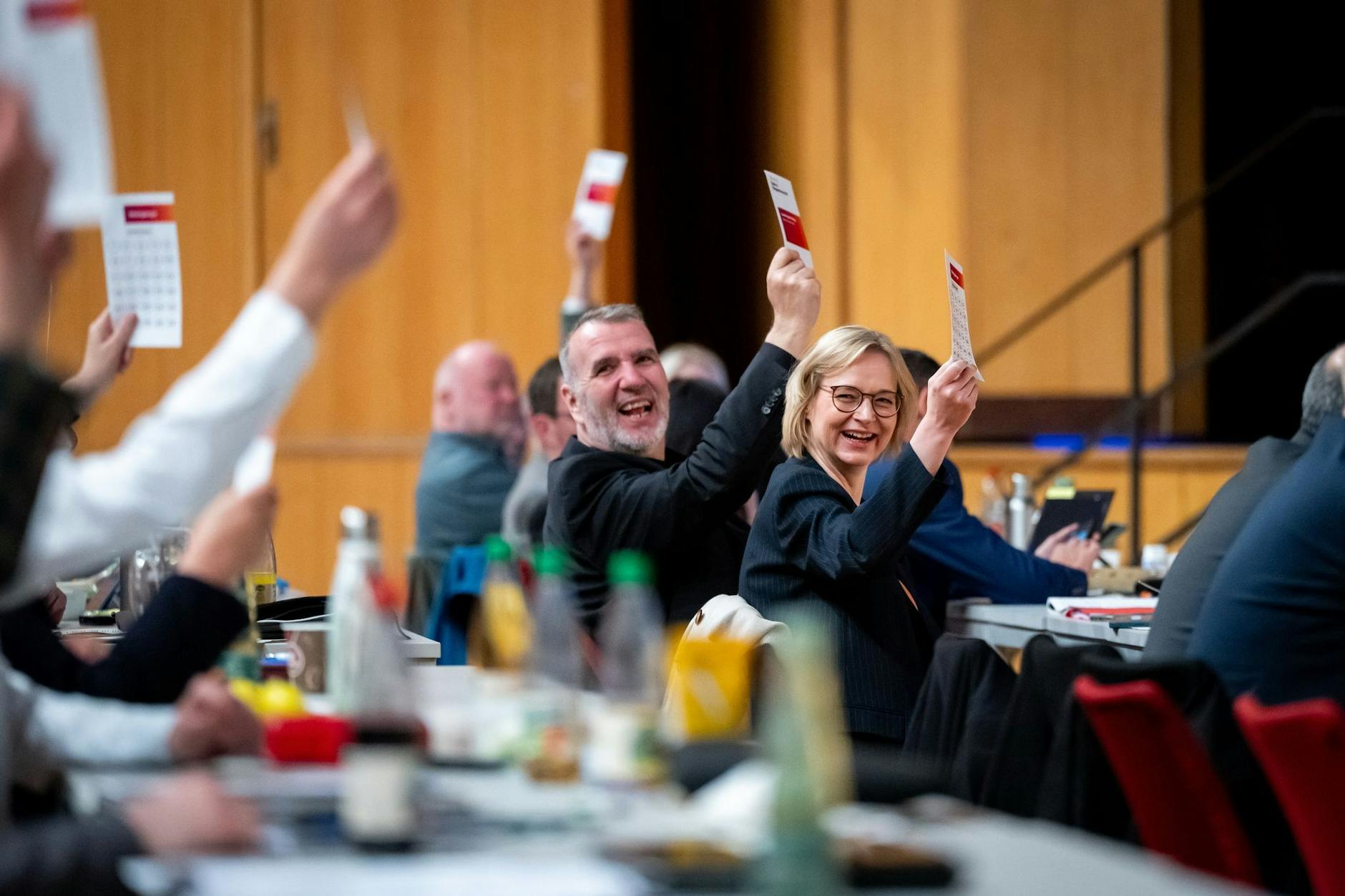 Katja Wolf und Steffen Schütz halten ihre Stimmkarten hoch. Der BSW-Landesverband Thüringen trifft sich im Kultur- und Kongresszentrum in Gera zu seinem Parteitag.