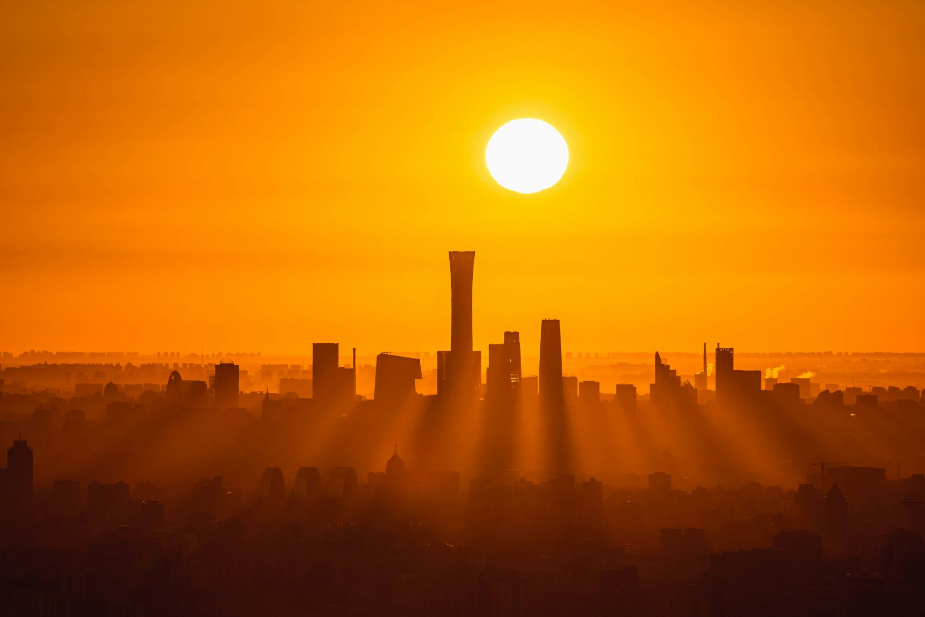 Sonnenaufgang über Peking – heutzutage ohne Smog und voller leiser Elektroautos und -roller