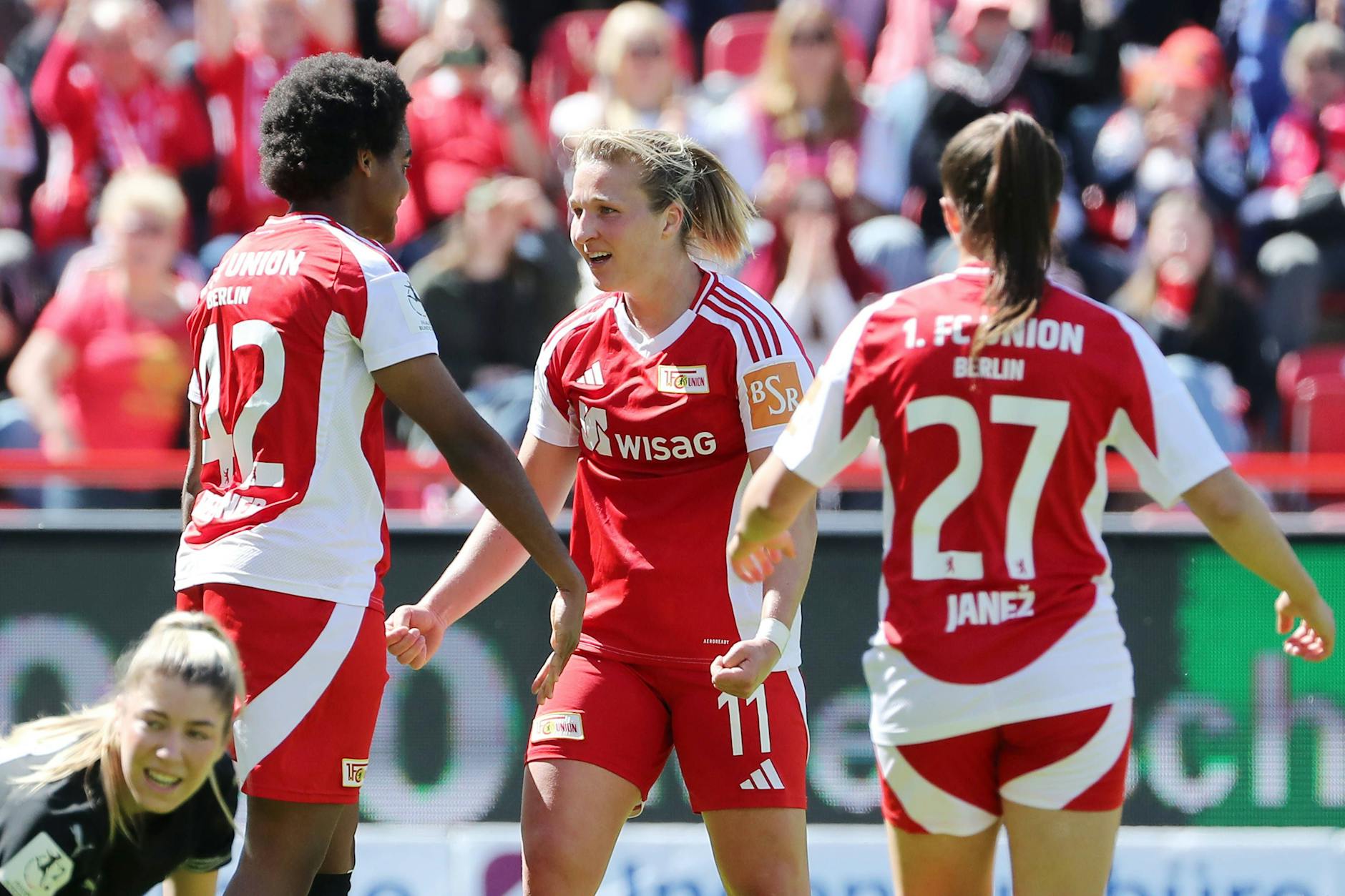 Naika Reissner, Dina Orschmann und Korina Janez (v.l.n.r.) freuen sich über einen Treffer gegen Borussia Mönchengladbach.