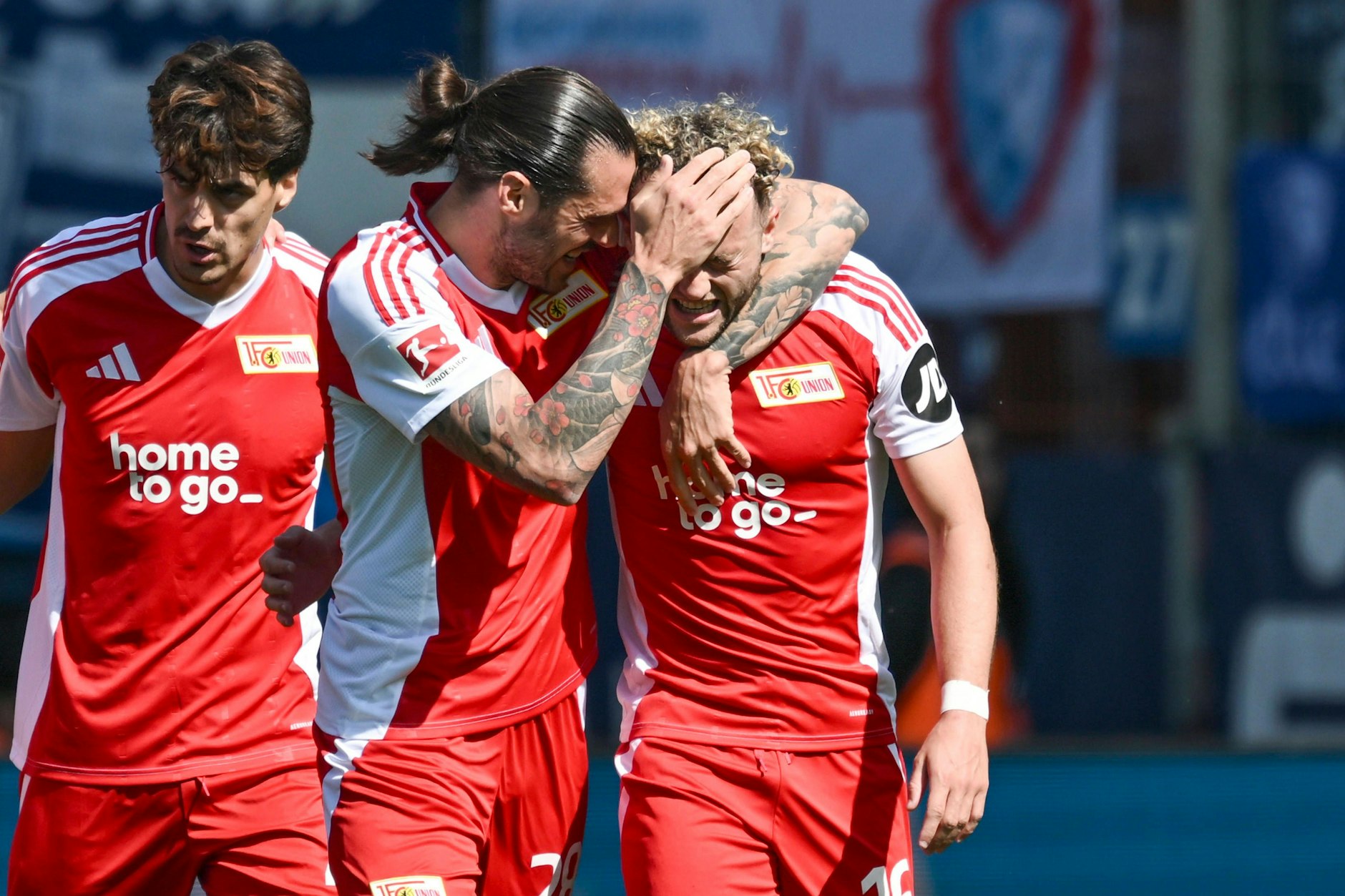 Christopher Trimmel (Vorlagengeber) jubelt mit Benedict Hollerbach (r., Torschütze).