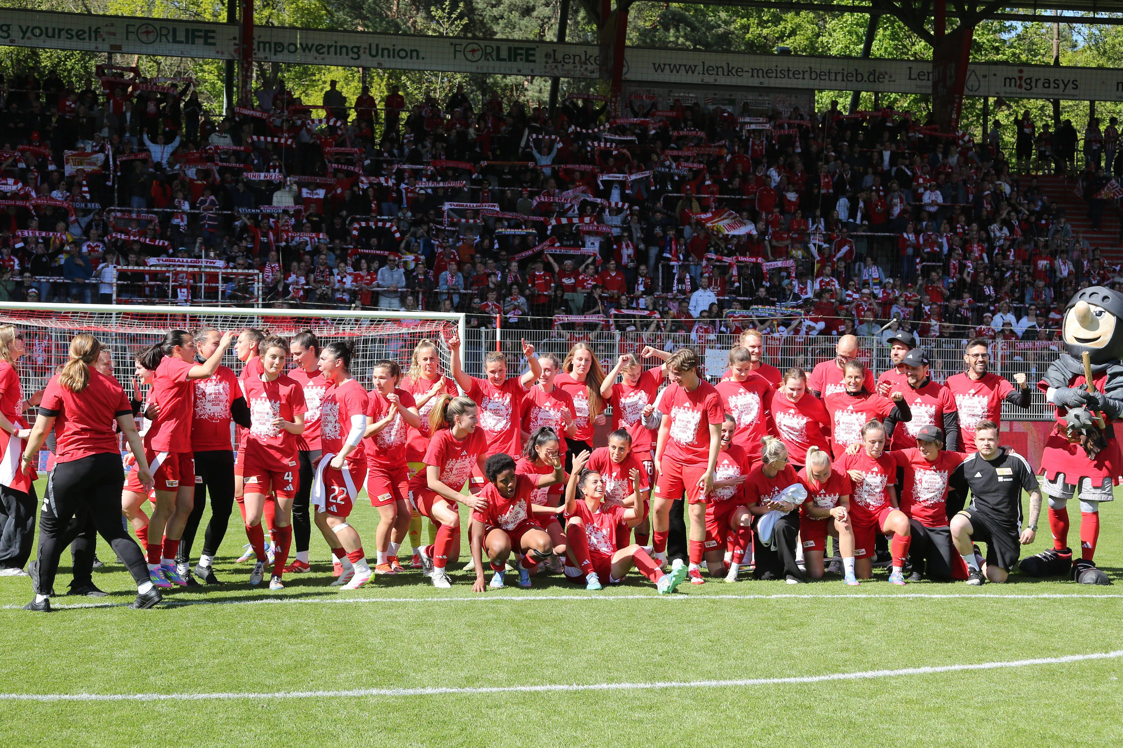 So sehen Siegerinnen aus: Die Ladies des 1. FC Union feiern das 6:1 gegen Gladbach und den Durchmarsch in die Bundesliga.