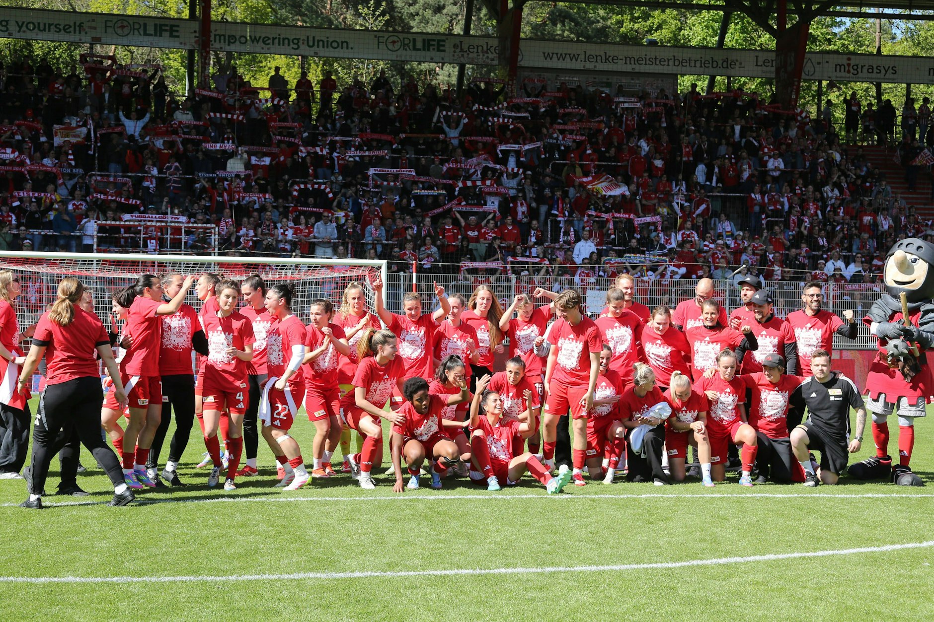 So sehen Siegerinnen aus: Die Ladies des 1. FC Union feiern das 6:1 gegen Gladbach und den Durchmarsch in die Bundesliga.