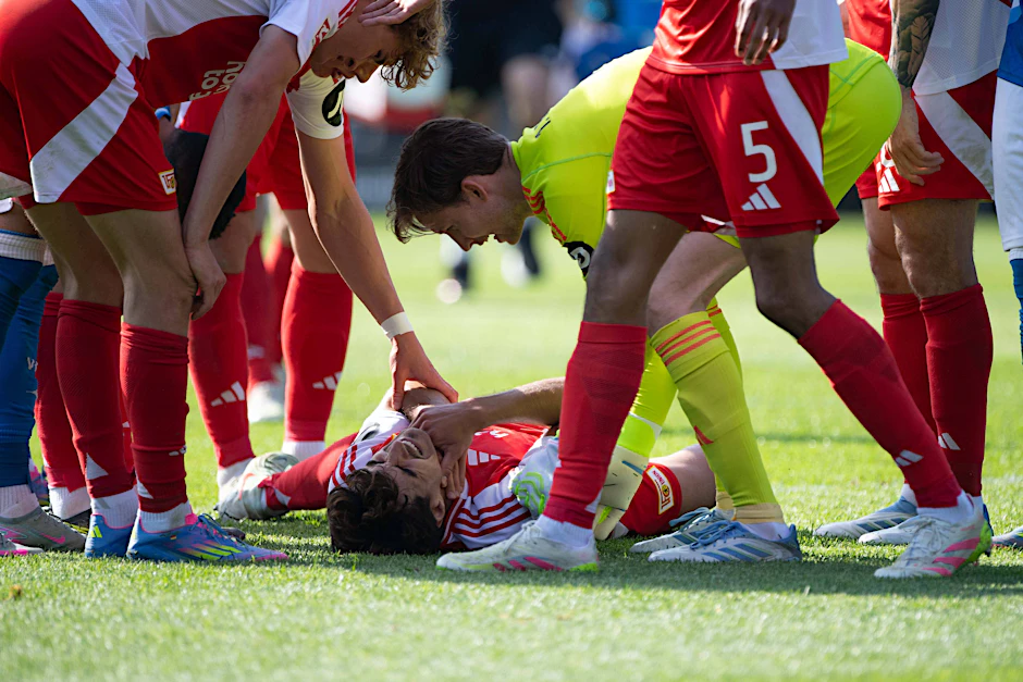 Diogo Leite musste nach einem Schuss auf den Kehlkopf minutenlang auf dem Rasen behandelt werden.