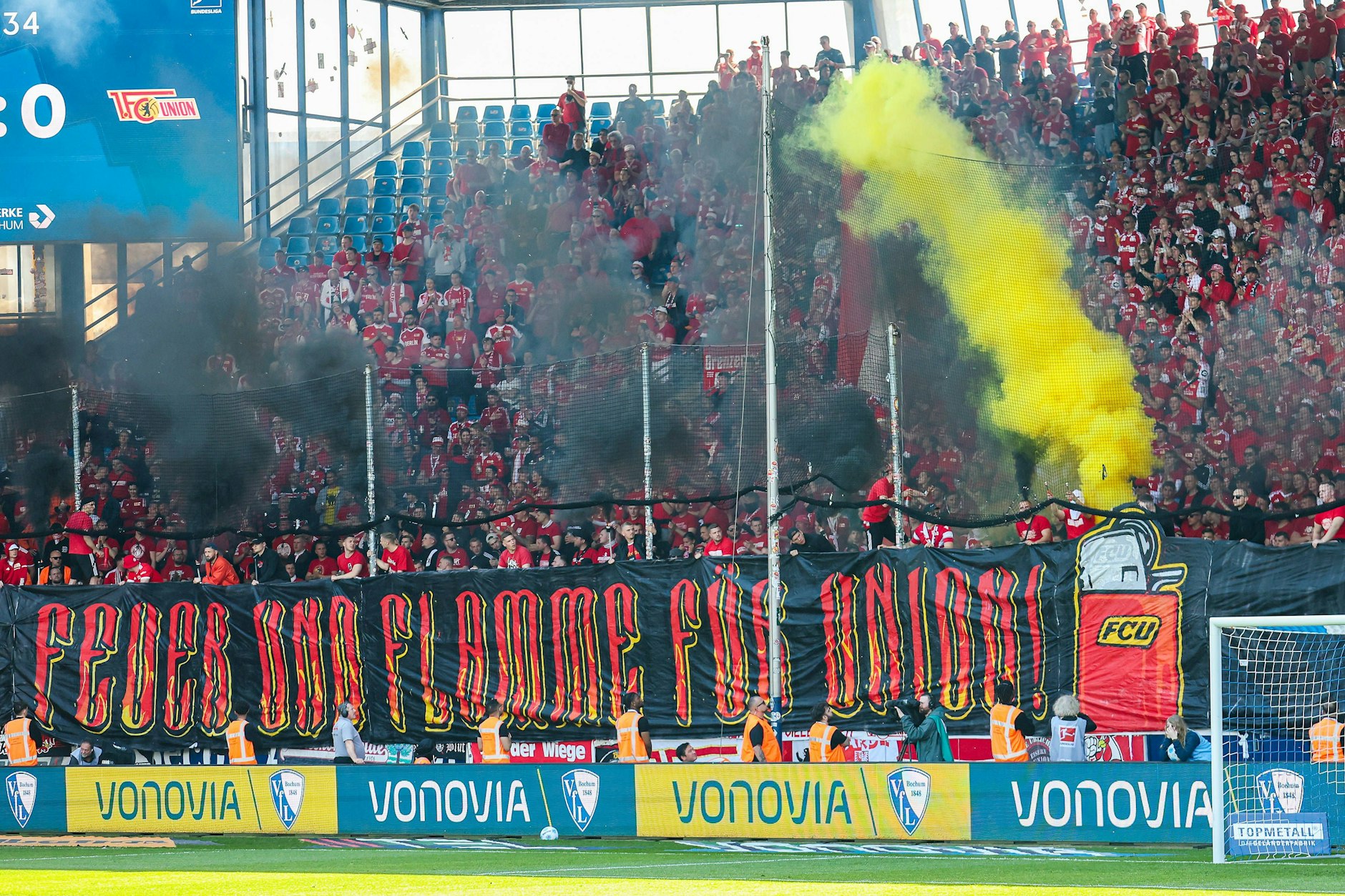 Union-Fans zündelten vor dem Anpfiff uin Bochum nd präsentierten nach dem Feuerzeug-Eklat im Hinspiel ein Banner mit der Aufschrift: „Feuer und Flamme für Union.“