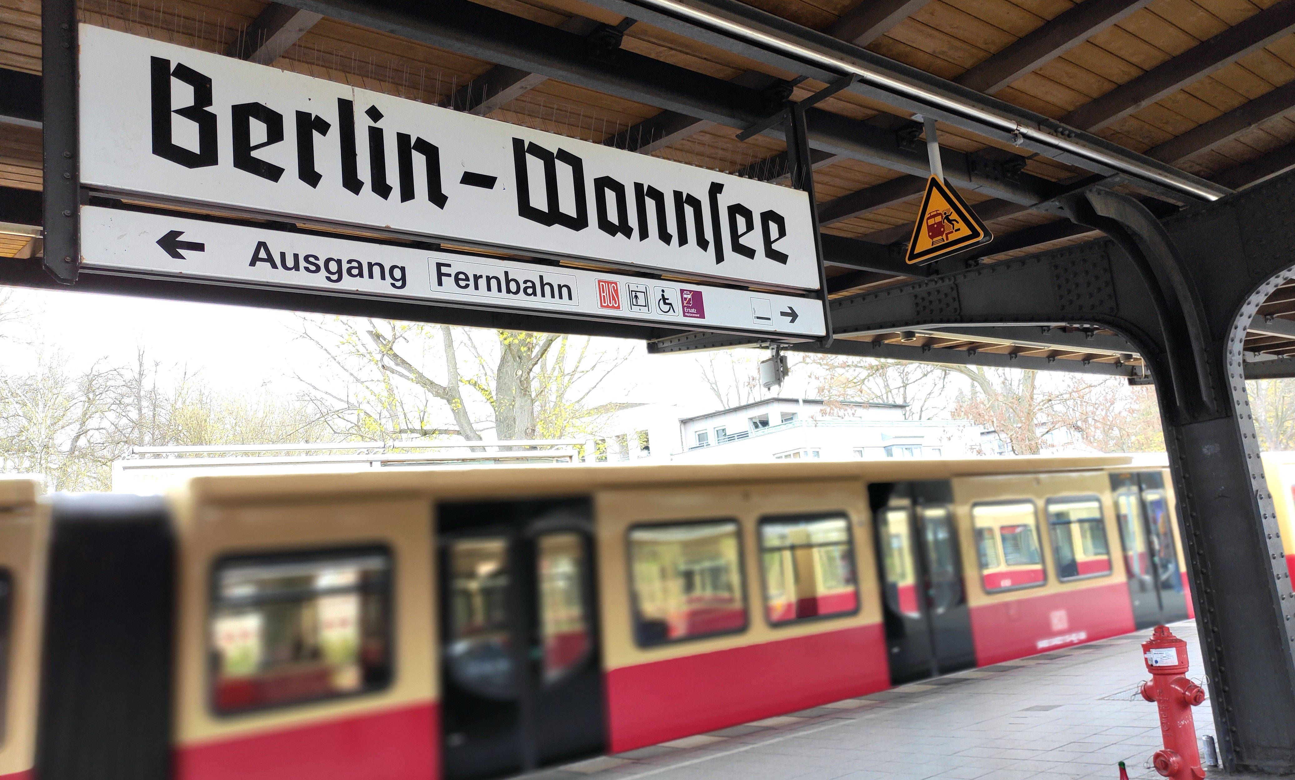 Sie surften auf der S-Bahn in Wannsee: Zwei Jugendliche tot