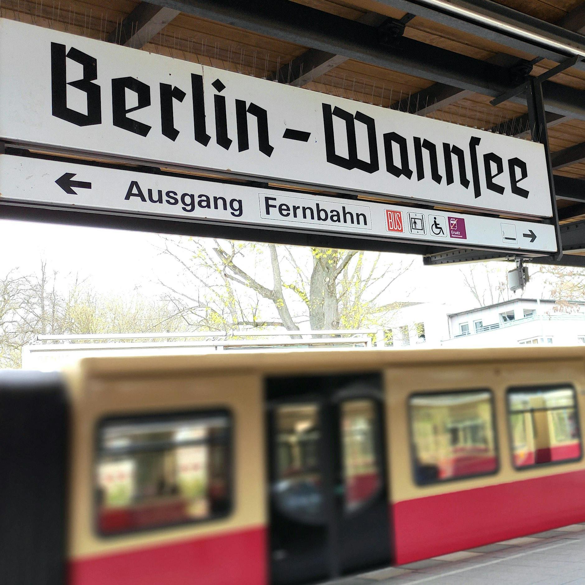 Sie surften auf der S-Bahn in Wannsee: Zwei Jugendliche tot