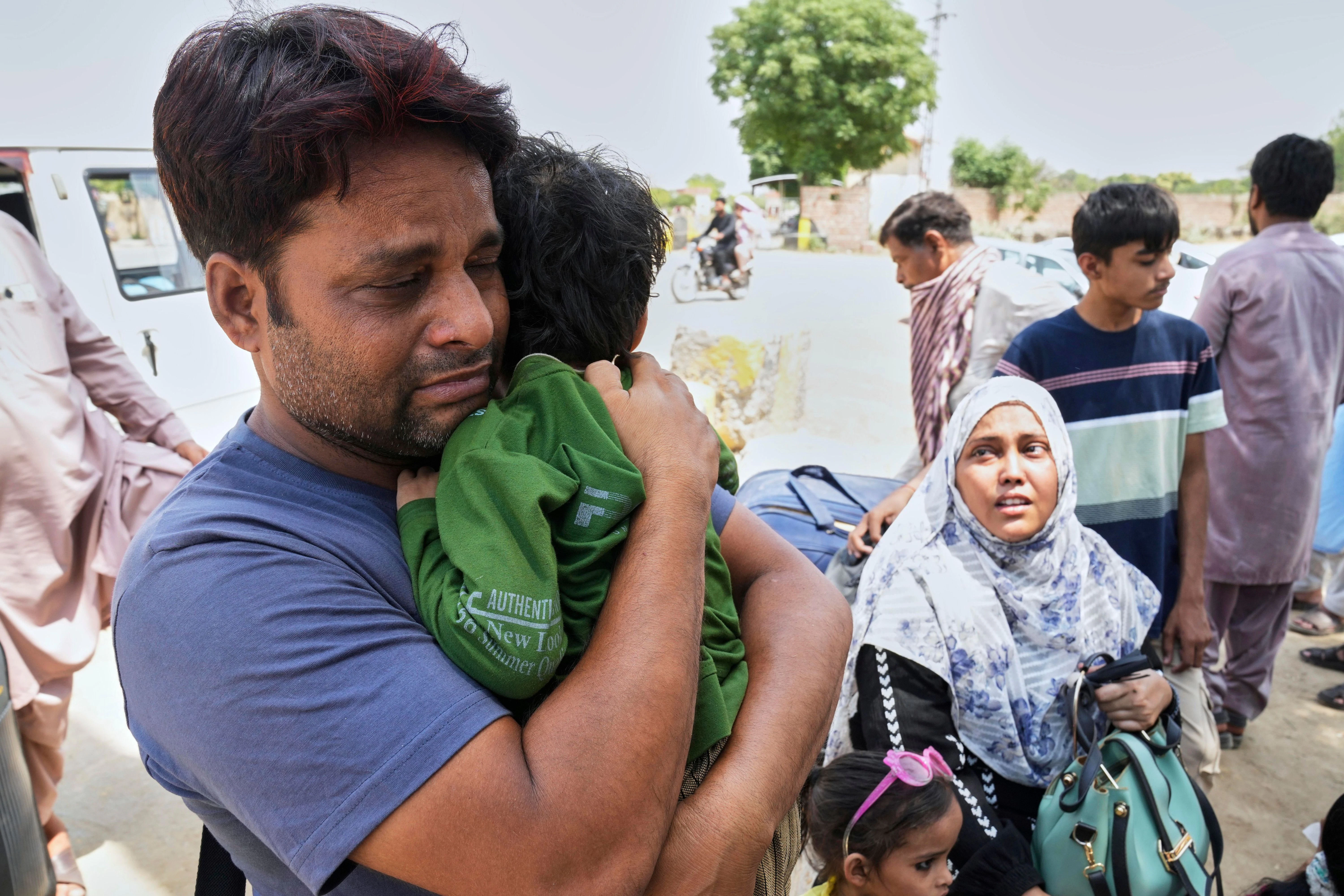Ein indischer Staatsbürger mit seinen Kindern und seiner pakistanischen Frau, die Pakistan besuchen, warten auf die Freigabe für den Grenzübertritt.