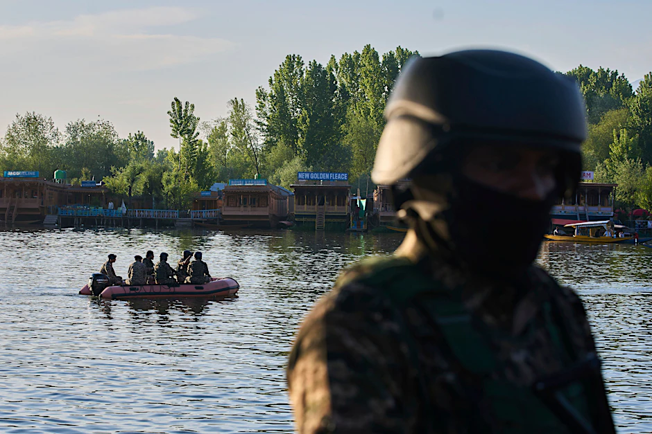 Indien, Srinagar: Paramilitärische Soldaten patrouillieren auf einem Schlauchboot auf dem Dal-See im indisch kontrollierten Kaschmir.