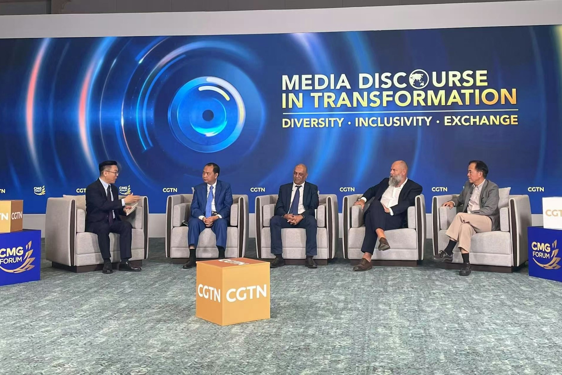 Holger Friedrich beim Medienforum in China in einer Diskussion unter anderem mit dem kambodschanischen Minister für Information (2.v.l.) und dem thailändischen Chef der PBS World (1.v.r.), moderiert von Qingduo Xu (1.v.l.), dem Markus Lanz Chinas