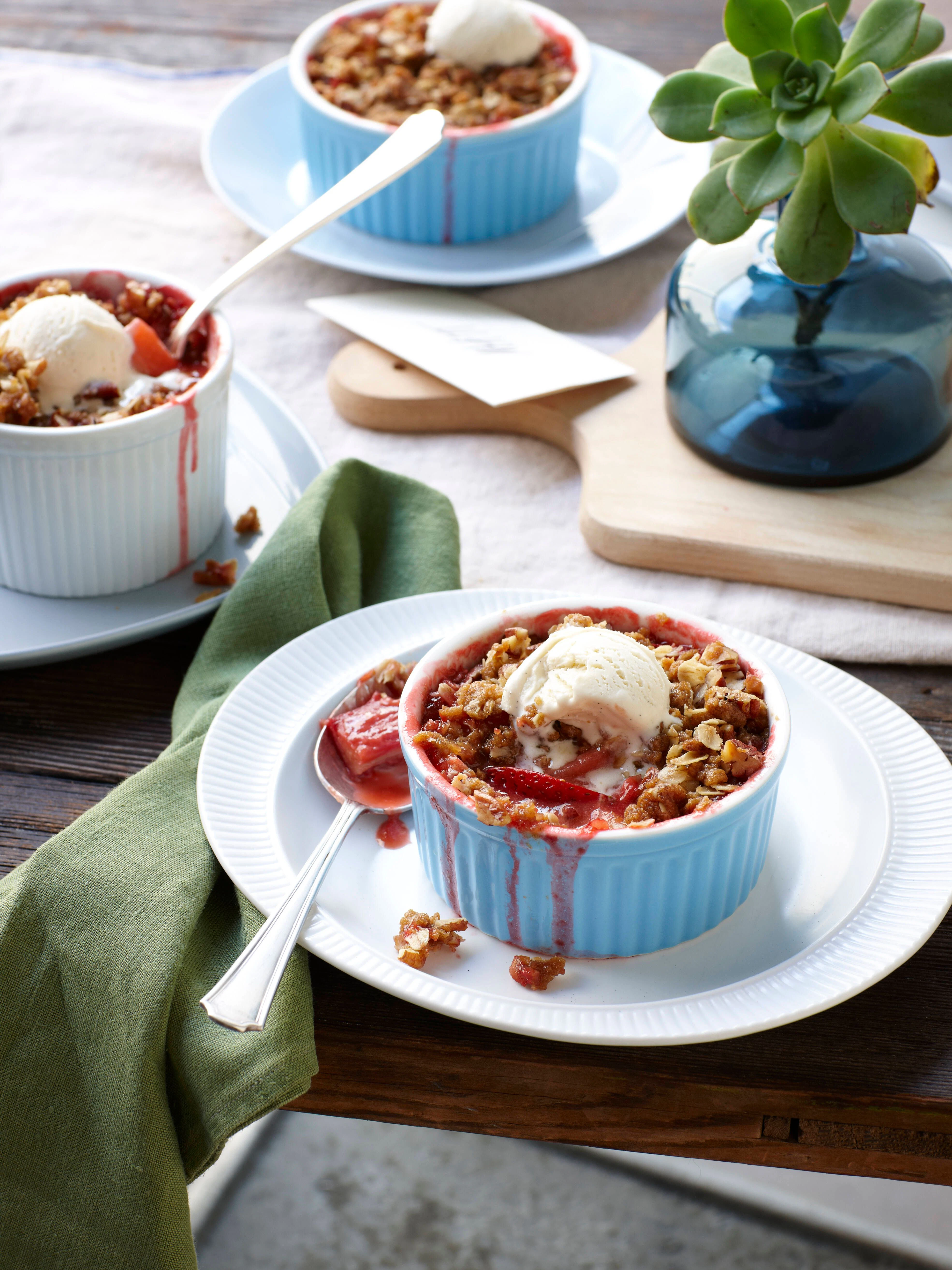 Das Rezept für Rhabarber-Crumble kann man vielfältig variieren. Zum Beispiel mit Erdbeeren ergänzen oder Haferflocken in die Streusel einarbeiten. Hübsch ist auch, wenn man statt einer großen Auflaufform mehrere kleine verwendet.