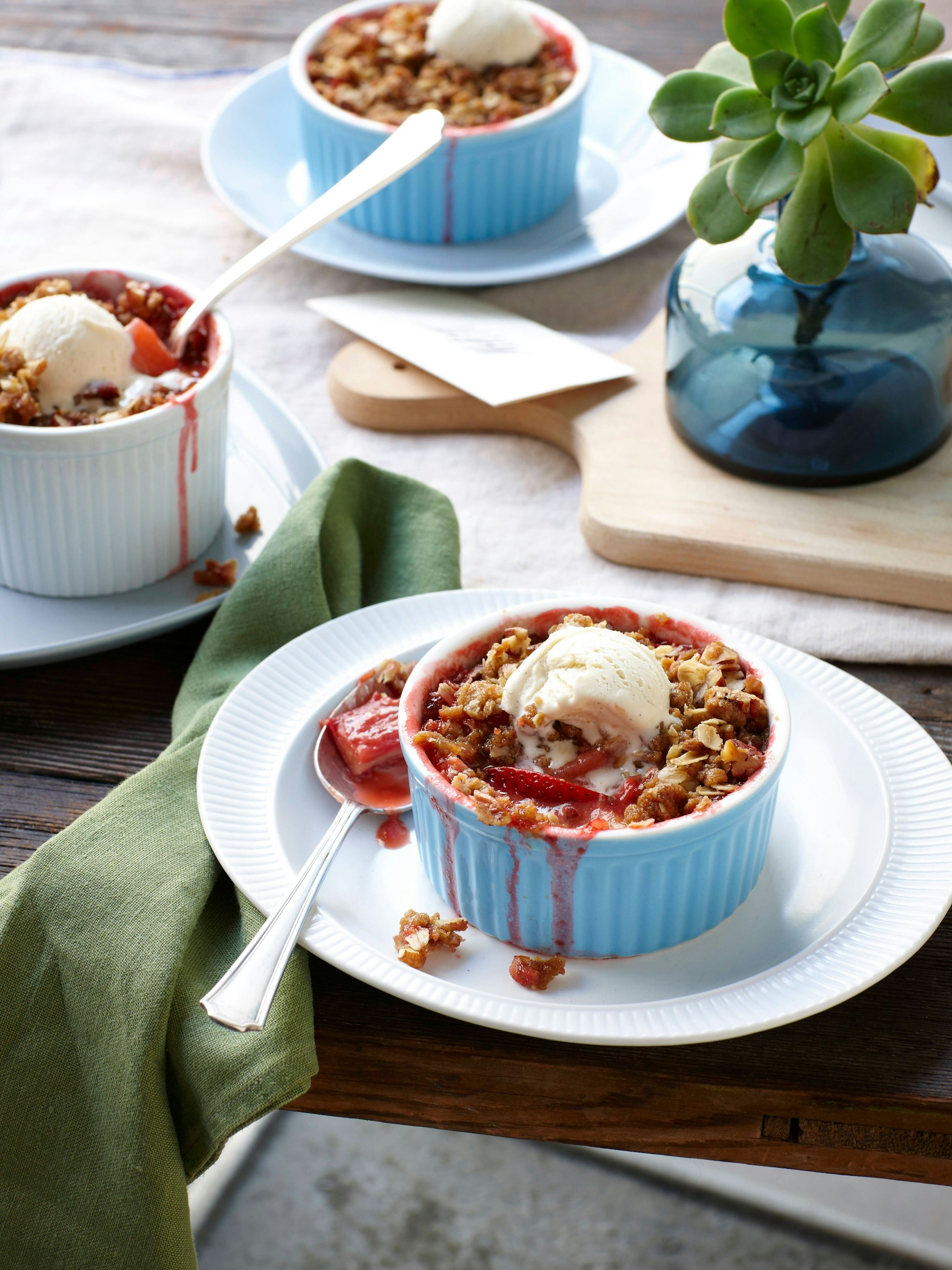 Das Rezept für Rhabarber-Crumble kann man vielfältig variieren. Zum Beispiel mit Erdbeeren ergänzen oder Haferflocken in die Streusel einarbeiten. Hübsch ist auch, wenn man statt einer großen Auflaufform mehrere kleine verwendet.