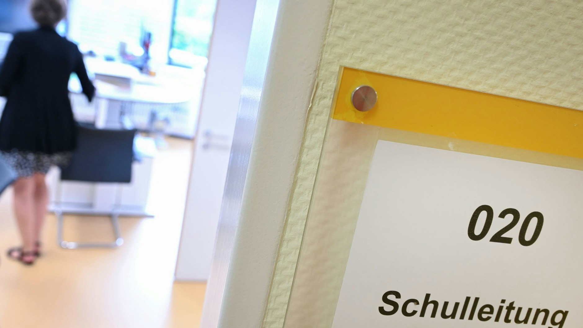An einer Bürotür steht Schulleitung. Hier müssen sich die Lehrkräfte auch mit verschiedensten Straftaten beschäftigen.