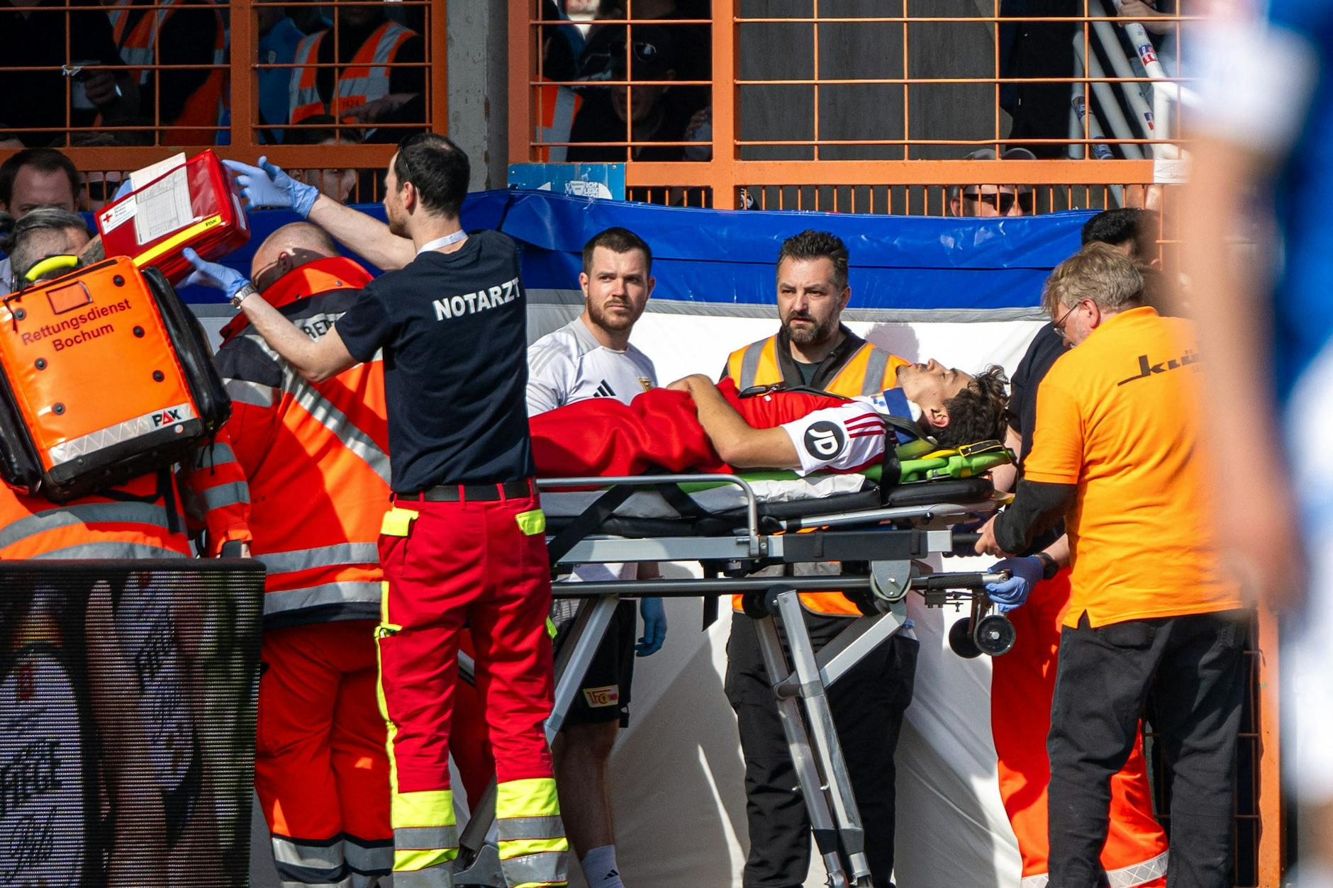 Sieht zum Glück schlimmer aus, als es war: Union-Verteidiger Diogo Leite wird in Bochum mit einer Trage vom Feld gebracht.
