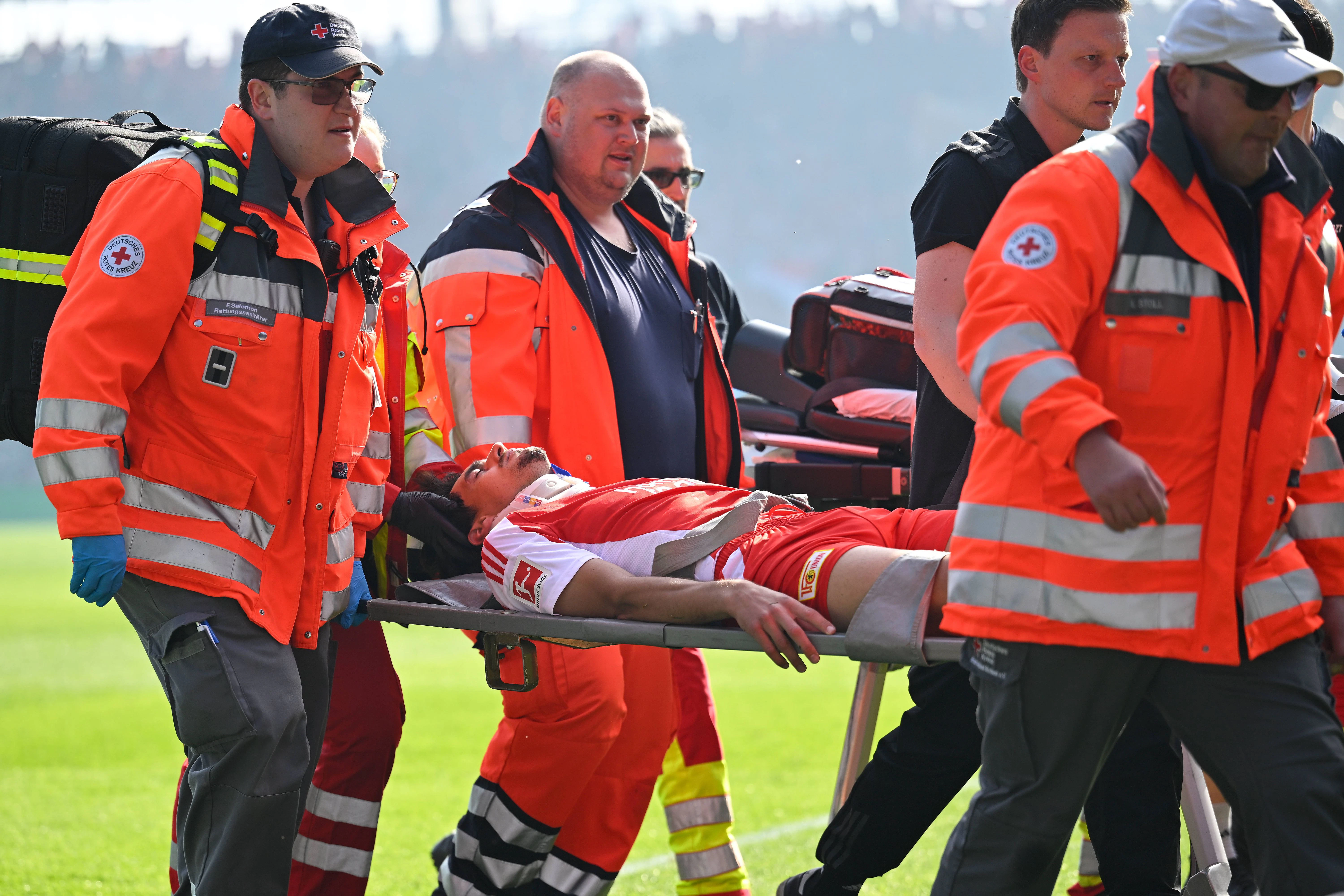 Union-Verteidiger Diogo Leite musste mit einer Trage vom Platz, nachdem er einen Schuss gegen den Kehlkopf bekommen hatte.