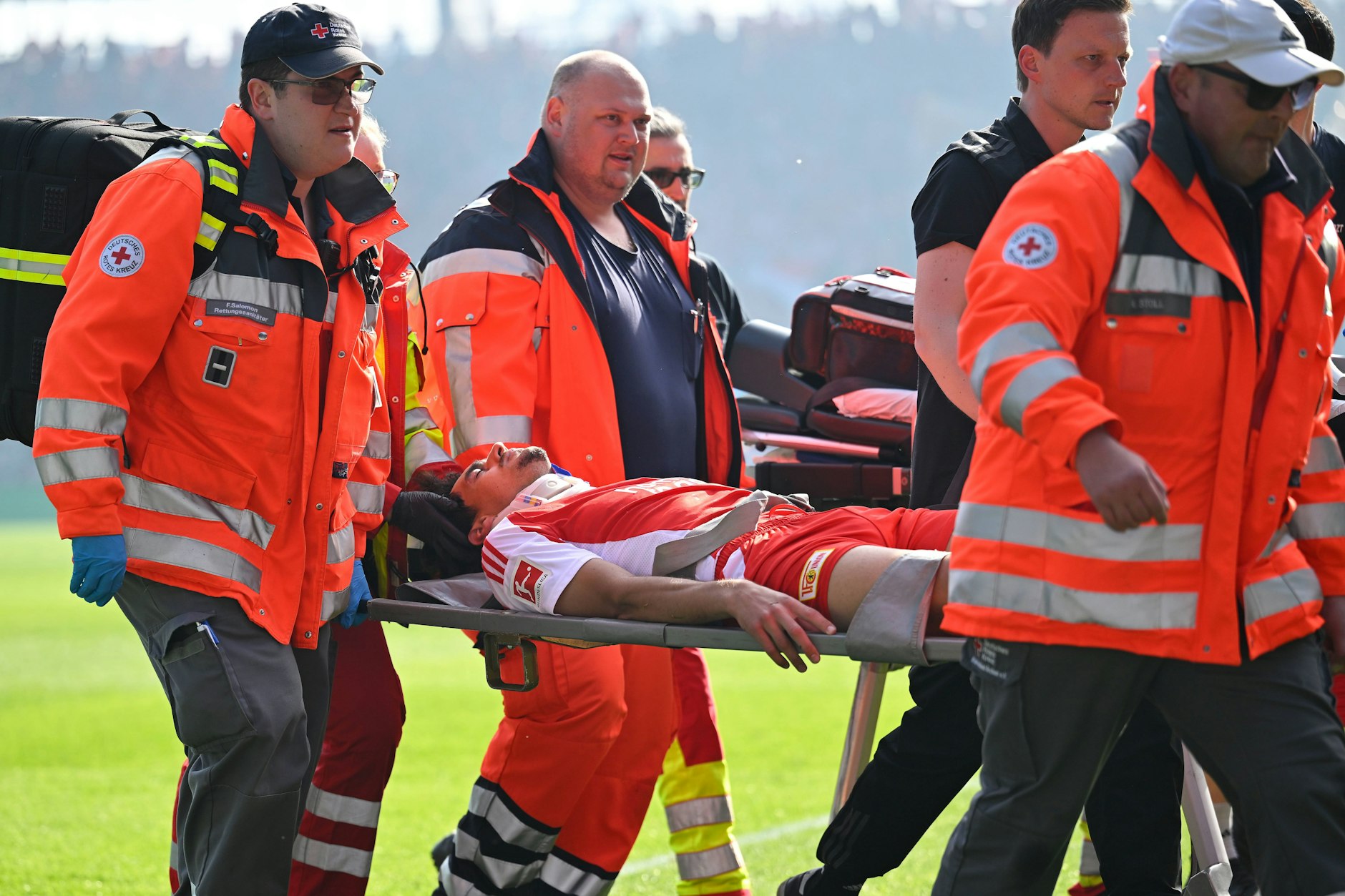 Union-Verteidiger Diogo Leite musste mit einer Trage vom Platz, nachdem er einen Schuss gegen den Kehlkopf bekommen hatte.