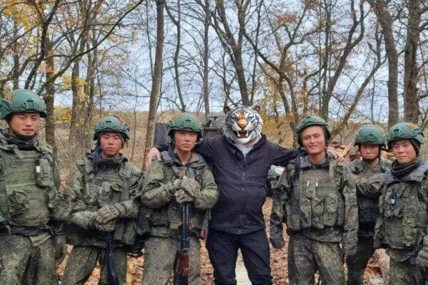 Ein russischer Kriegsreporter hat dieses Bild geteilt: Es soll ihn neben Soldaten aus Nordkorea in der Grenzregion Kursk zeigen.