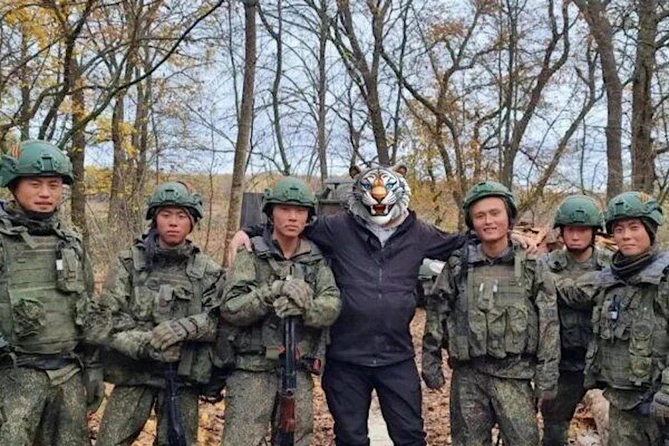 Ein russischer Kriegsreporter hat dieses Bild geteilt: Es soll ihn neben Soldaten aus Nordkorea in der Grenzregion Kursk zeigen.