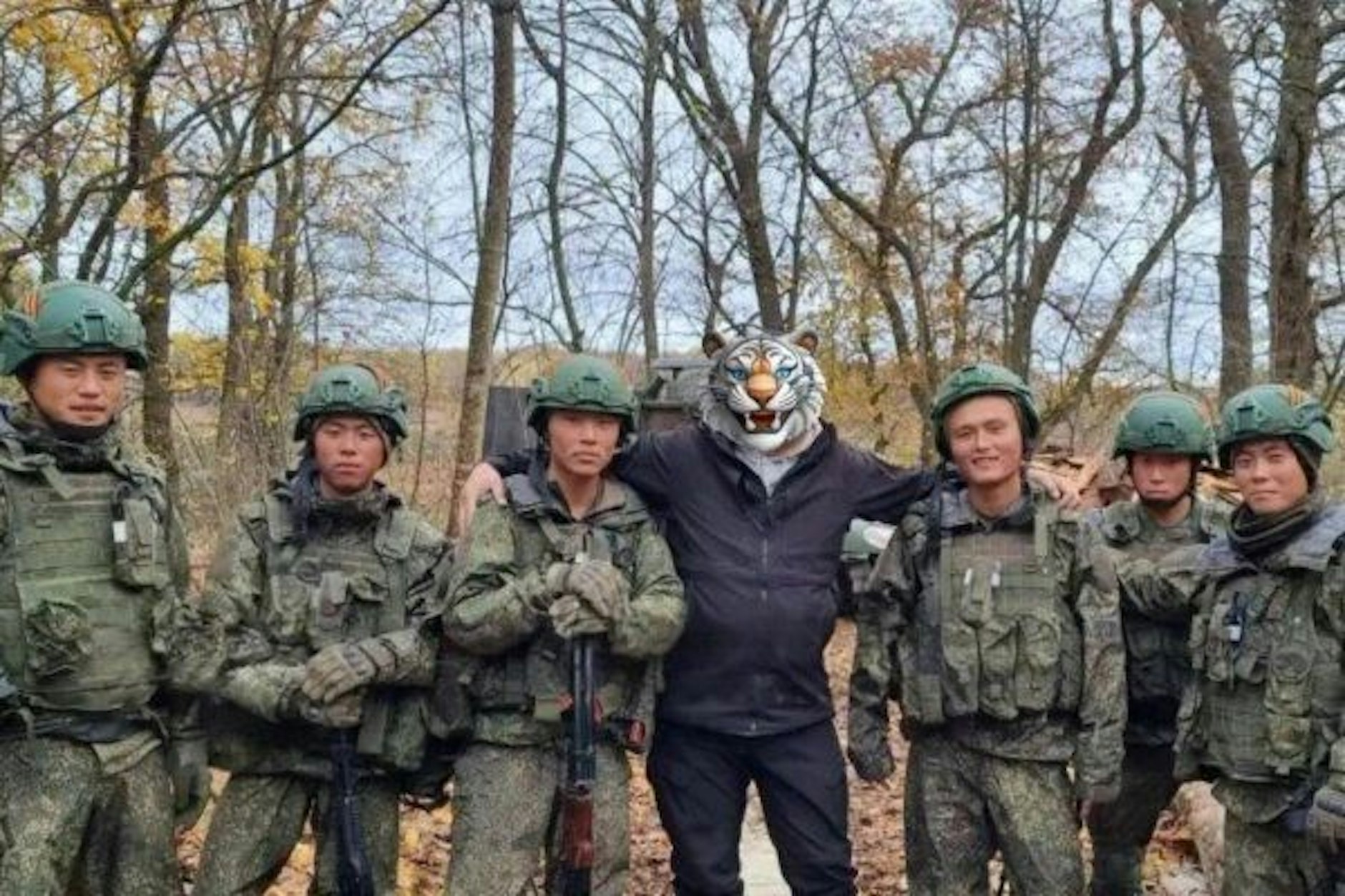 Ein russischer Kriegsreporter hat dieses Bild geteilt: Es soll ihn neben Soldaten aus Nordkorea in der Grenzregion Kursk zeigen.