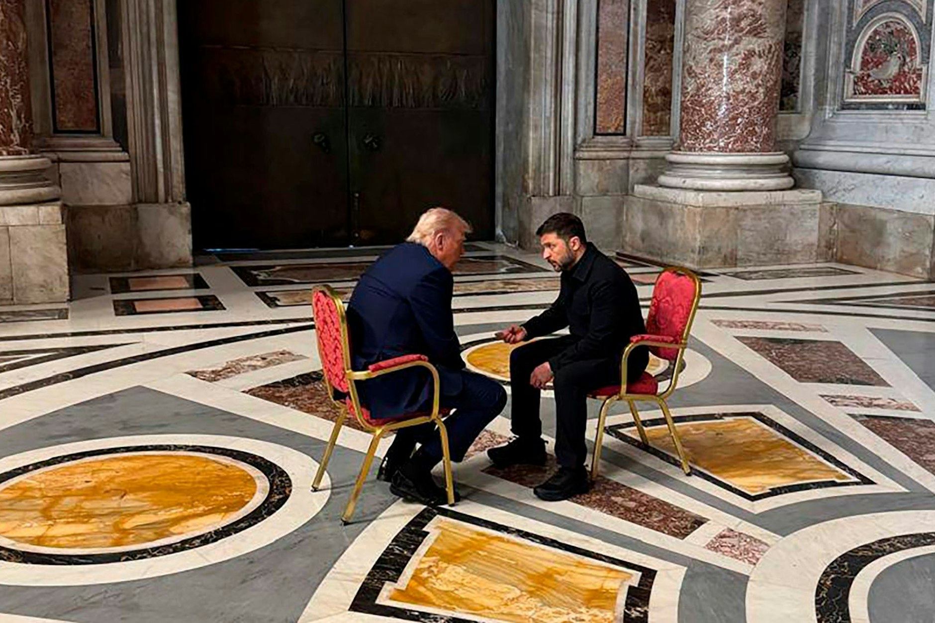 Der ukrainische Präsident Wolodymyr Selenskyj (r) unterhält sich mit US-Präsident Donald Trump bei der Beerdigung von Papst Franziskus im Vatikan.