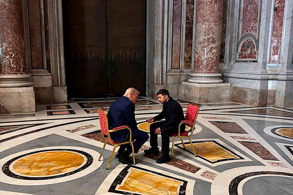 Der ukrainische Präsident Wolodymyr Selenskyj (r) unterhält sich mit US-Präsident Donald Trump bei der Beerdigung von Papst Franziskus im Vatikan.