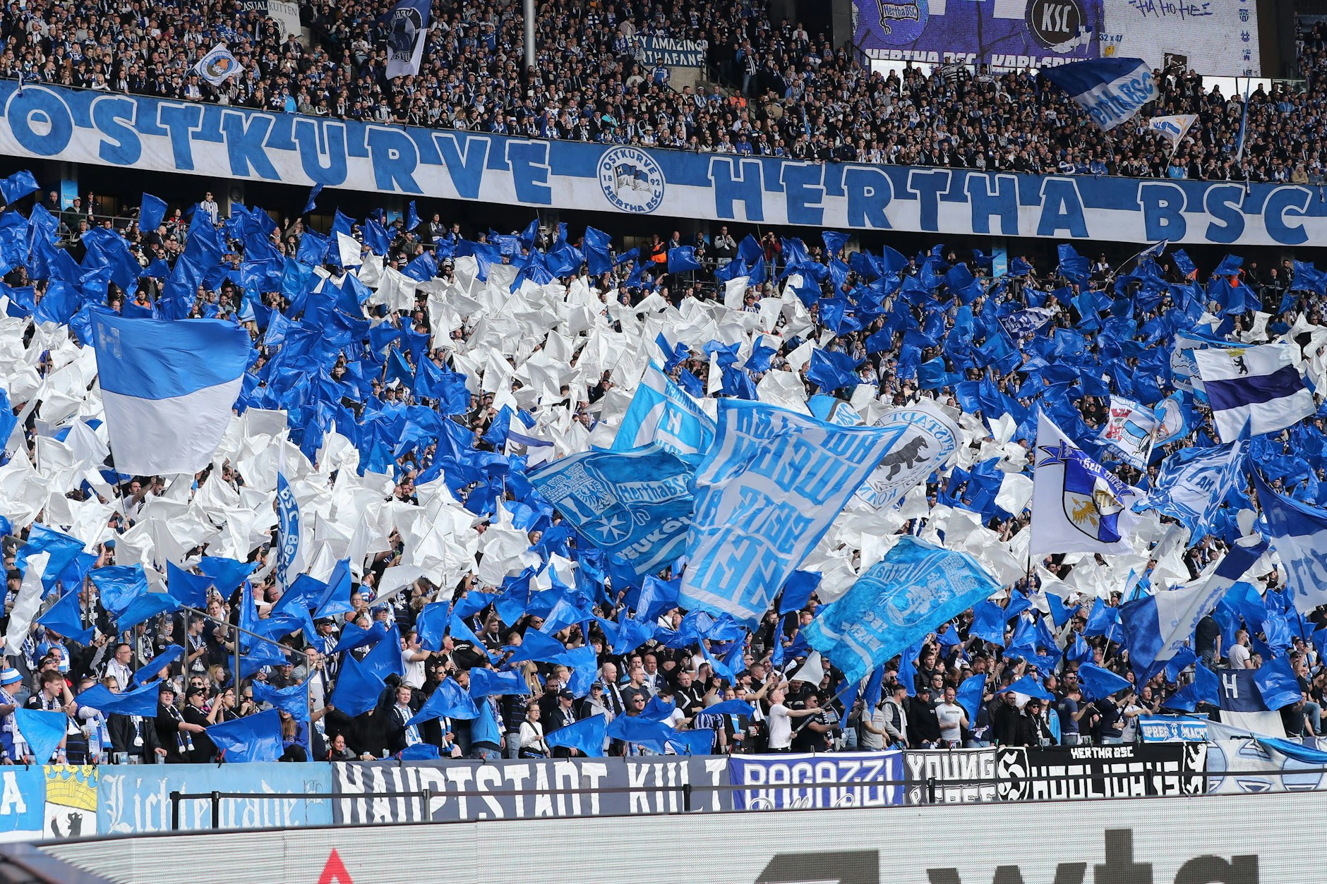 Sportlich legte Hertha BSC eine verkorkste Saison hin. Doch die Fans bleiben treu. Jetzt winkt sogar ein neuer Zuschauerrekord.