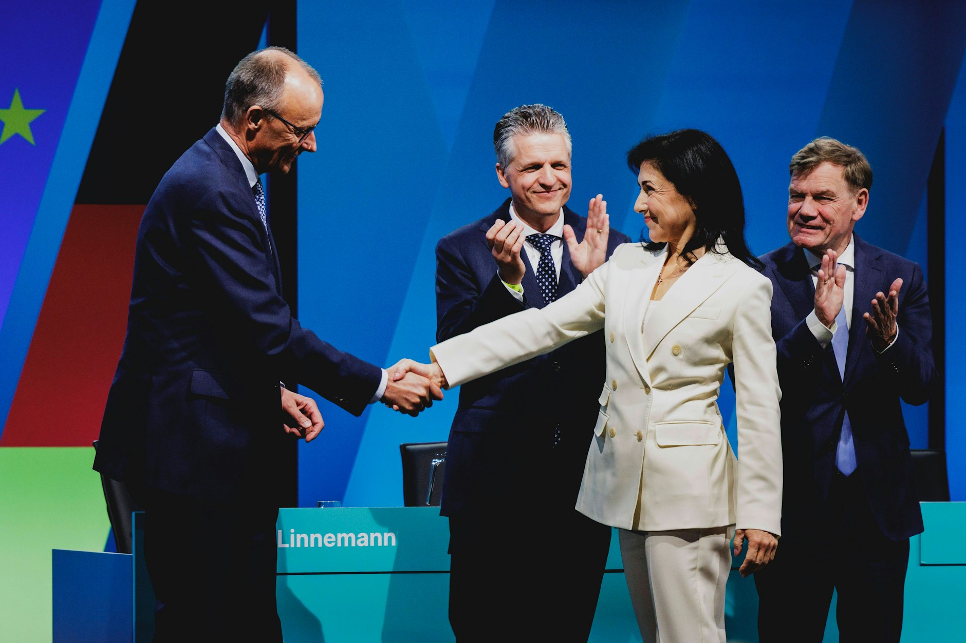 Katherina Reiche, designierte Bundesministerin für Wirtschaft und Energie, wird vom CDU-Vorsitzenden Friedrich Merz beglückwünscht.