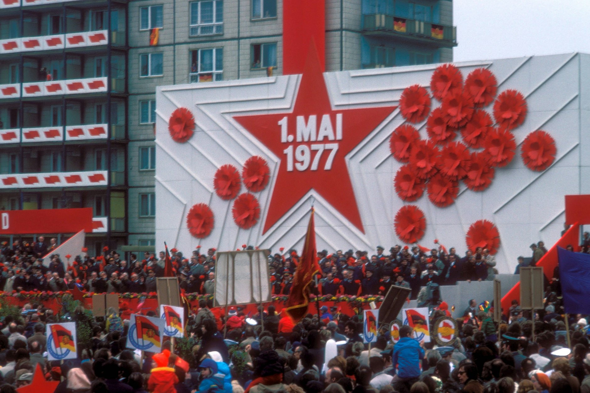 Erich Honecker und die Partei- und Staatsführung lassen sich am 1. Mai 1977 in Berlin vom Volk bejubeln. In diesem Jahr latschte auch ich an der Ehrentribüne vorbei.
