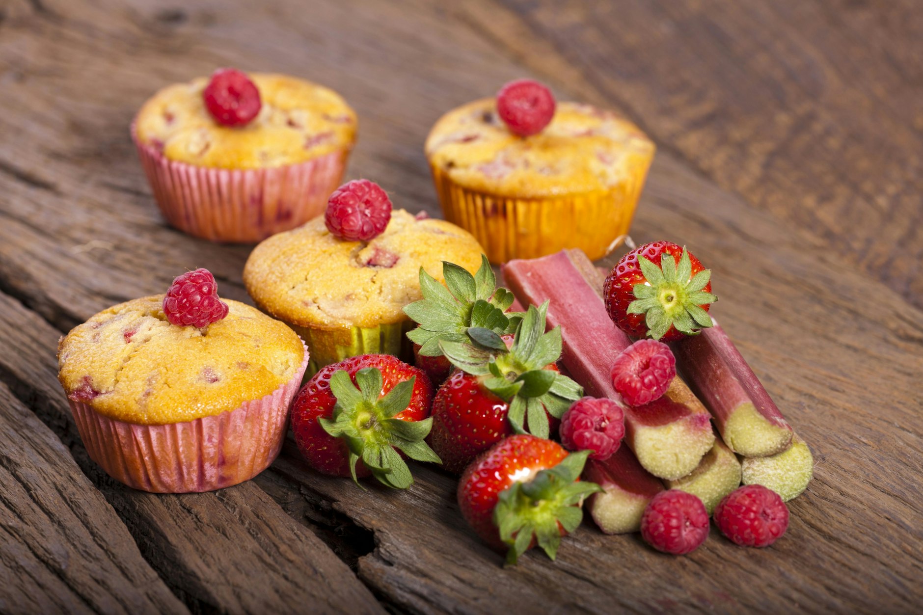 Kleine, feine und saftige Rhabarber Muffins. Das Rezept kann mit Erdbeeren oder Himbeeren ergänzt werden.