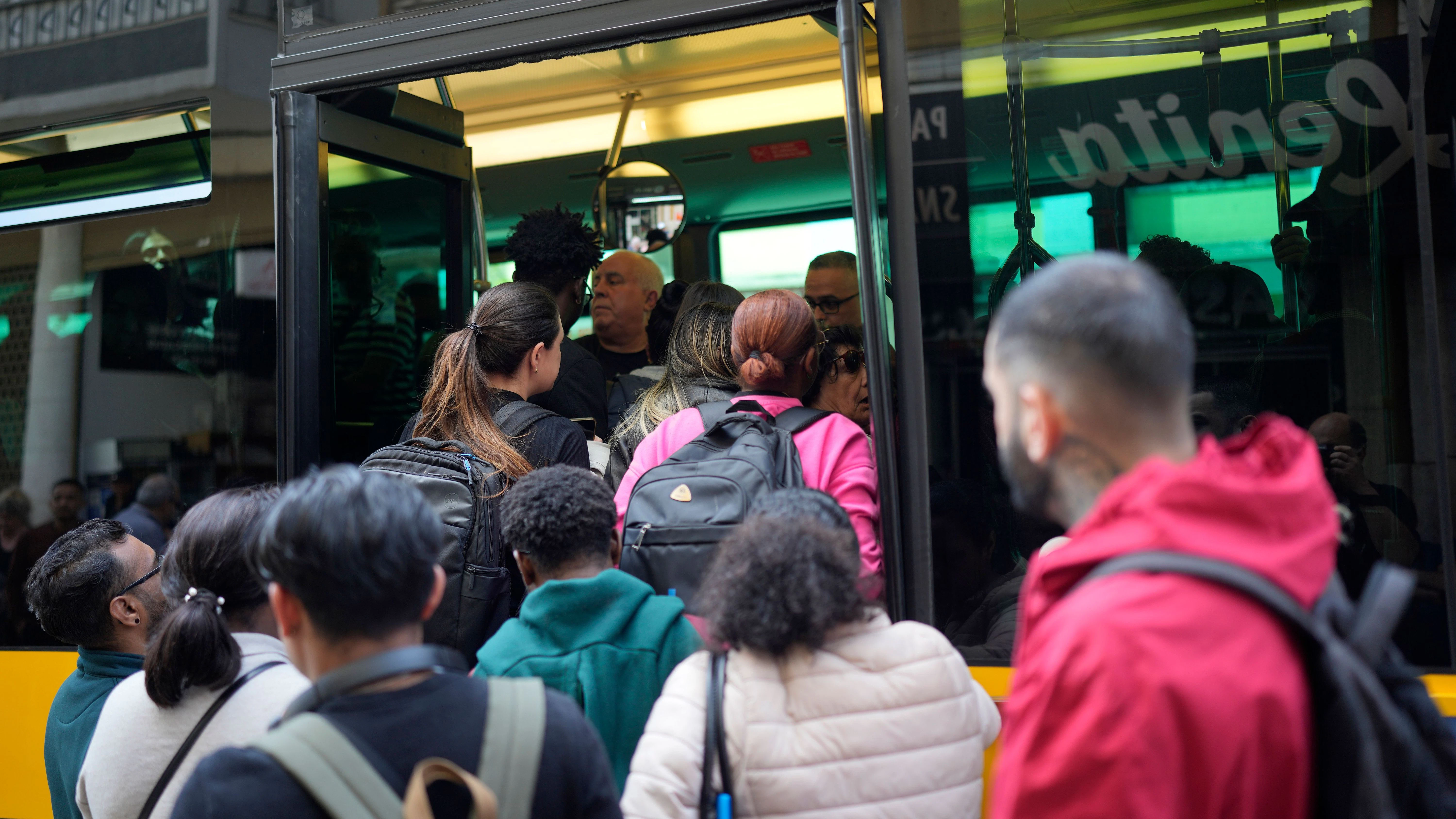 Lissabon: In Portugal versuchen Menschen, einen überfüllten Bus zu besteigen, nachdem die U-Bahn nach einem Stromausfall nicht mehr fährt. 