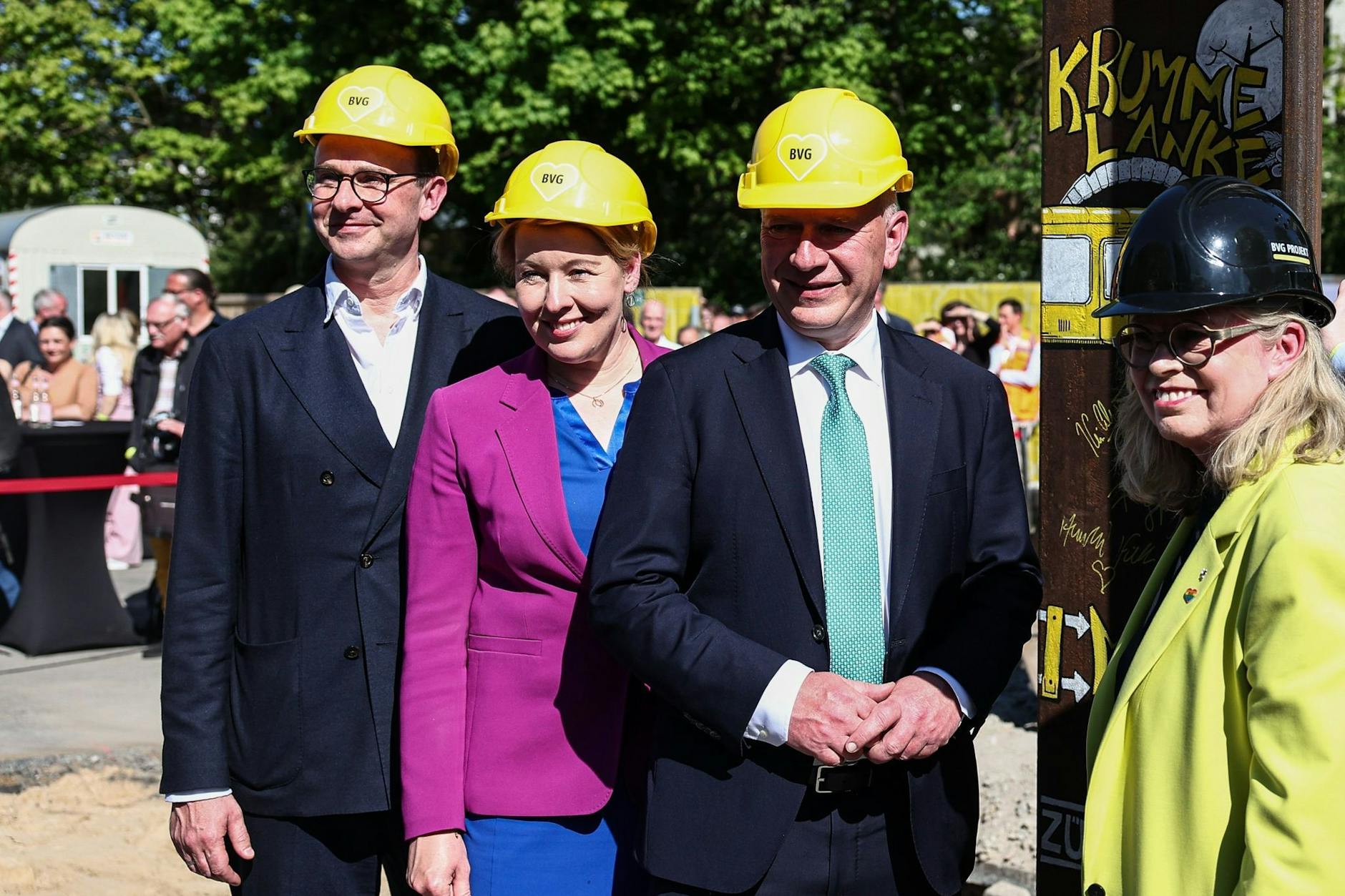 Henrik Falk, Franziska Giffey, Kai Wegner und Ute Bonde (v.l.n.r.) beim ersten Spatenstich der U3-Erweiterung
